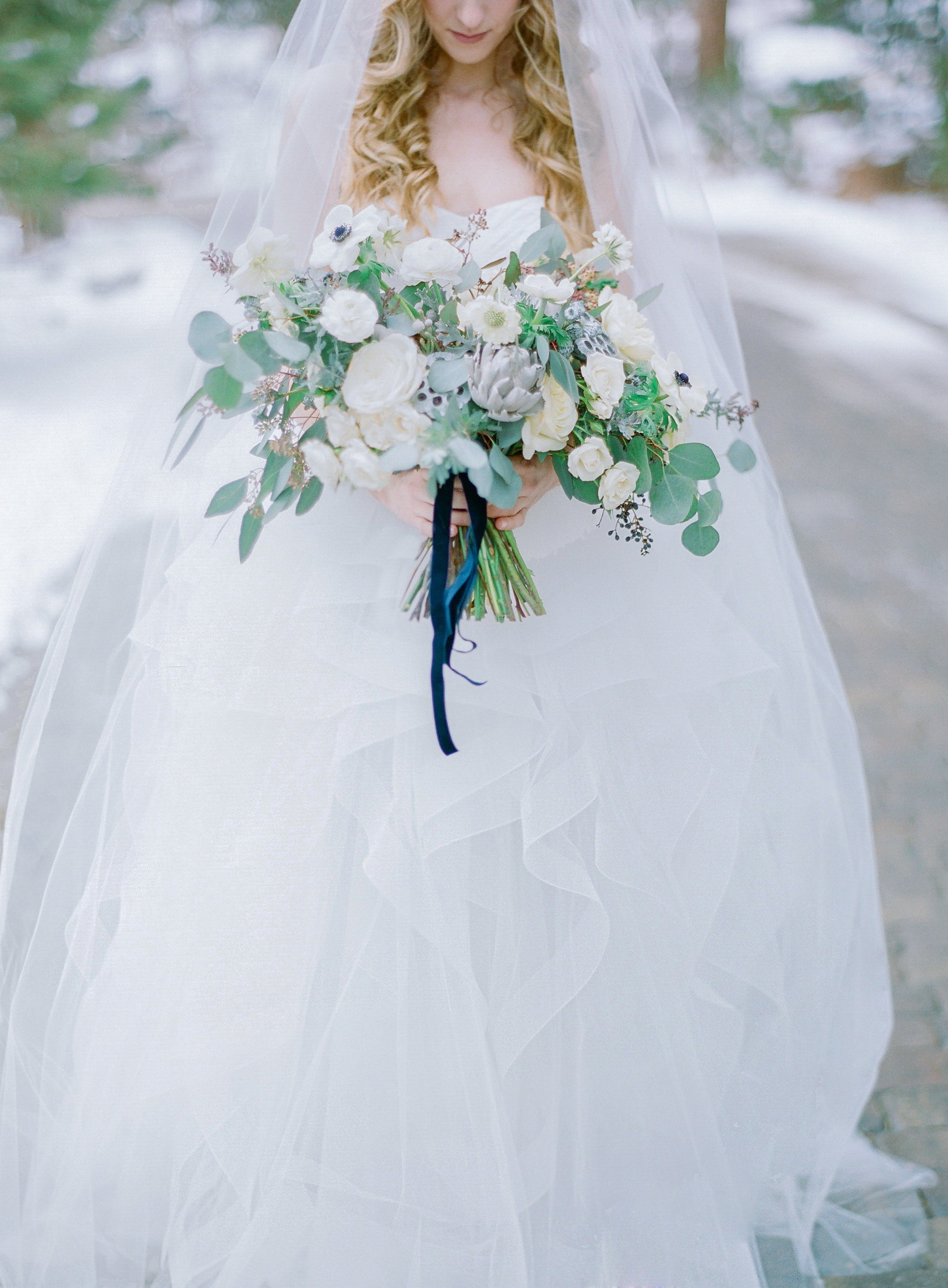  Winter Wedding in Estes Park, Colorado | Della Terra Mountain Chateau | Reem Acra Eliza Wedding Dress | Photography by Shannon Von Eschen 