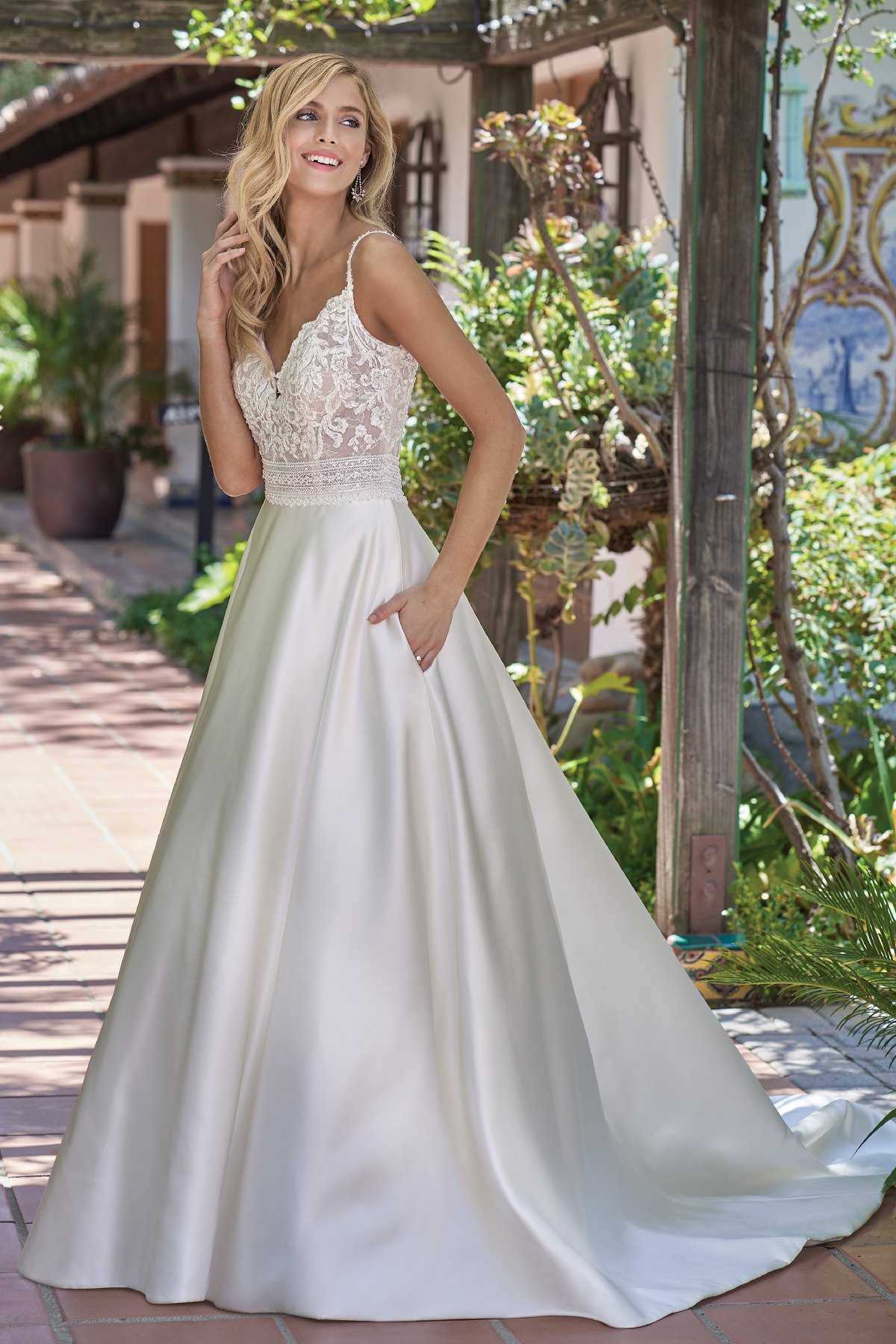 bridal-dresses-F211004-F.jpg