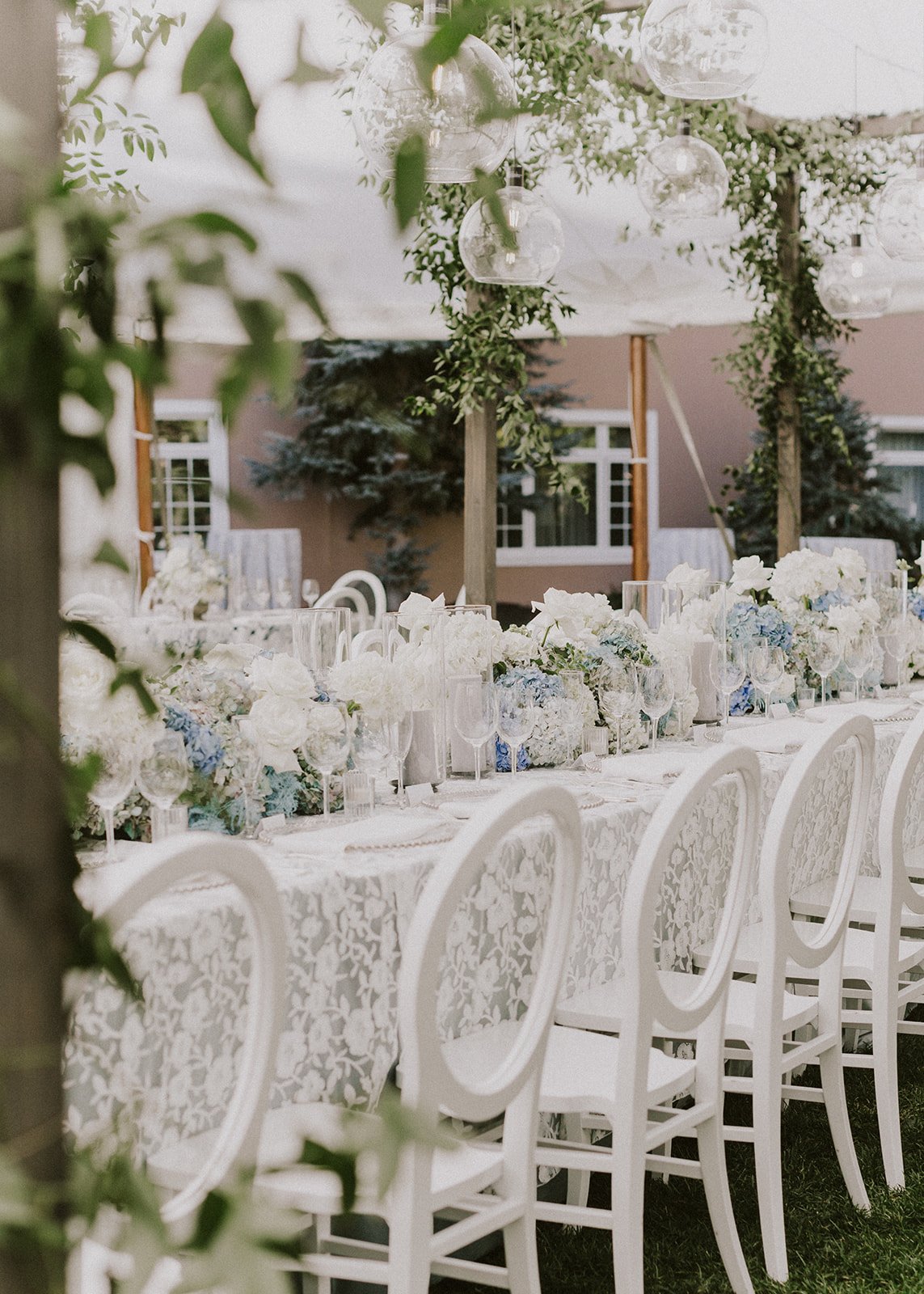  details receptions tables white and blue florals 