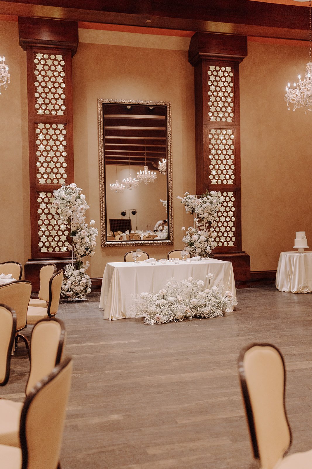  neutral wedding decor white flowers  