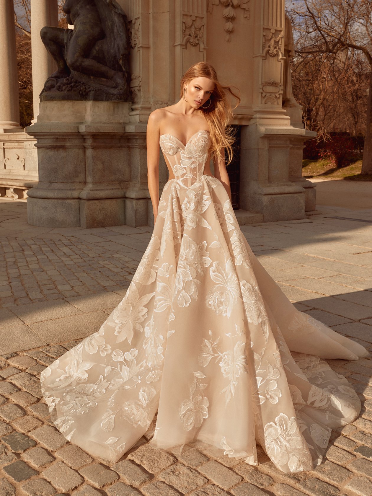 Handmade 3D Floral Applique Superb Huge Ballgown Wedding Dress With Puffy  Princess Lace Skirt And Tiered Skirts By Mak Tumang Designer From  Lilliantan, $1,355.78 | DHgate.Com