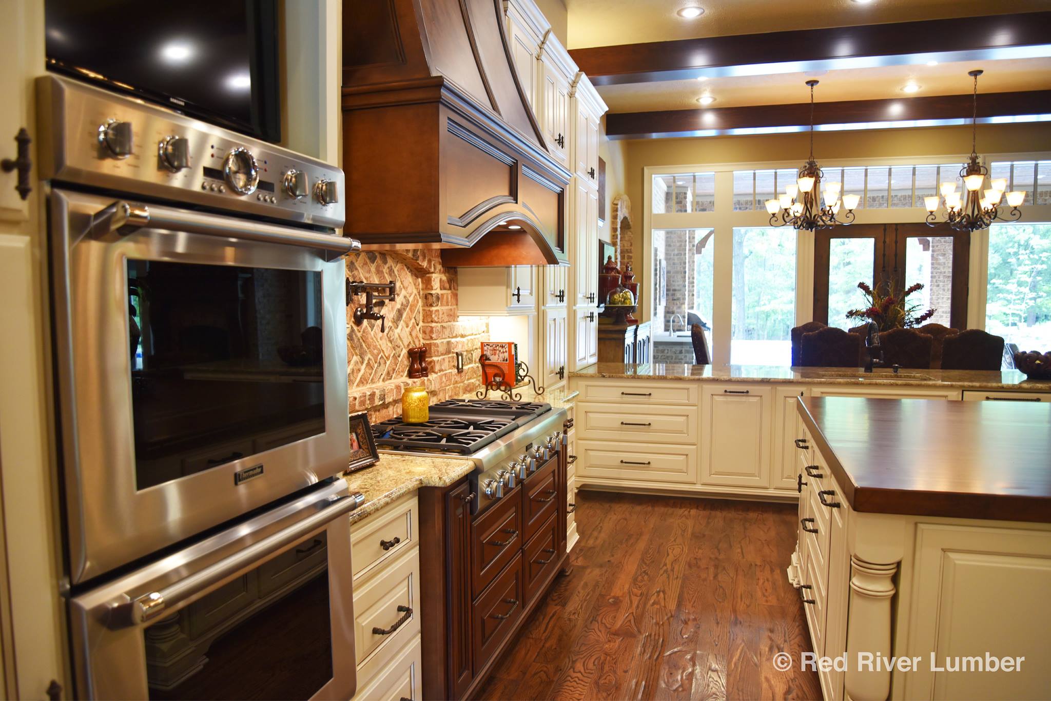  We supplied the  Thermador &nbsp;30-inch Double Oven,&nbsp; Thermador &nbsp;48-Inch Gas Rangetop, and Siena Beige Granite Countertops. 