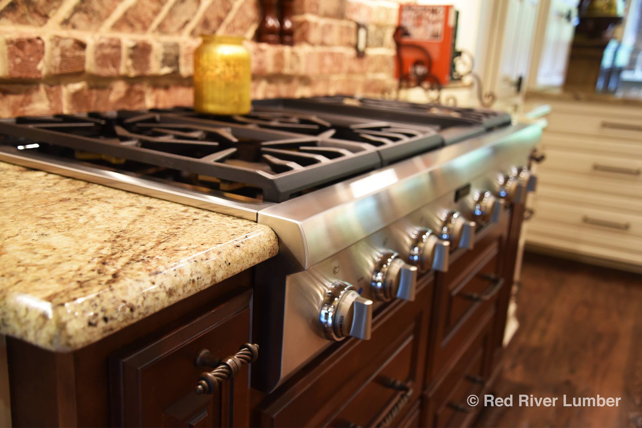  We supplied the  Thermador &nbsp;30-inch Double Oven,&nbsp; Thermador &nbsp;48-Inch Gas Rangetop, and Siena Beige Granite Countertops. 