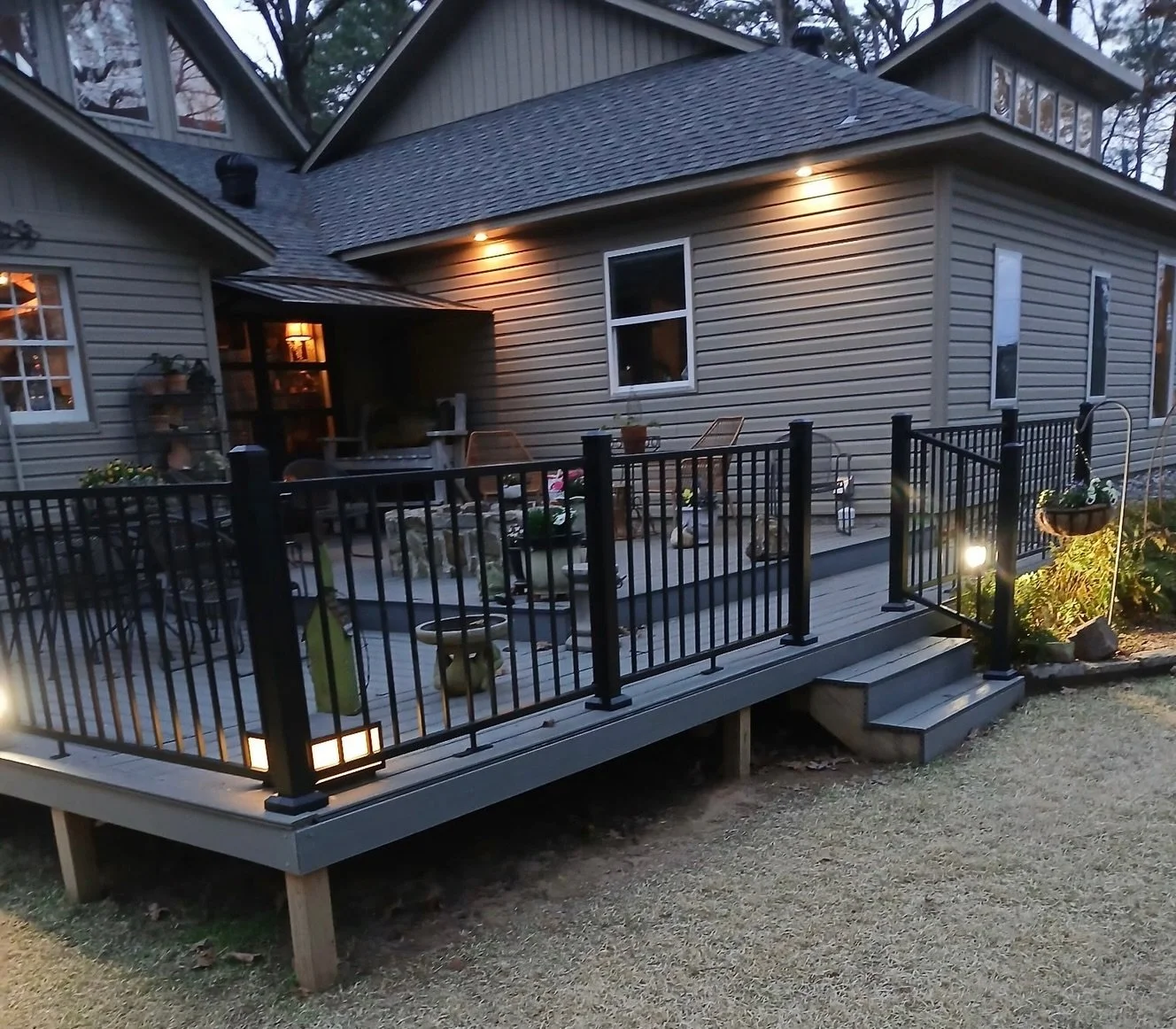 Check out this local project! Fulton Steel Railing in black from @timbertech featuring 6&rsquo;&amp;8&rsquo; level and adjustable stair panels w/ 3&rdquo;x3&rdquo; Steel post. 

#redriverlumber #timbertech