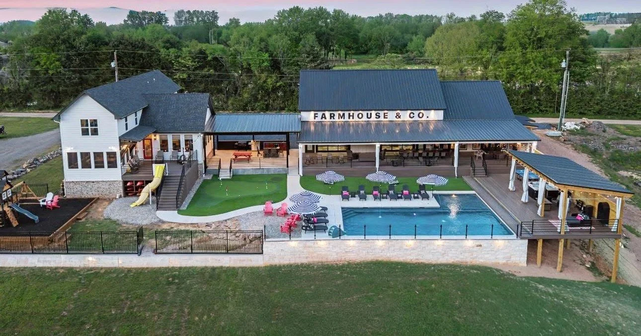 Take a look at this amazing project by Lance Simpson featuring MoistureShield Composite Decking&rsquo;s Elevate Collection in River Bank in the outdoor spaces.

This color delivers a clean, natural wood look with the low-maintenance performance you w