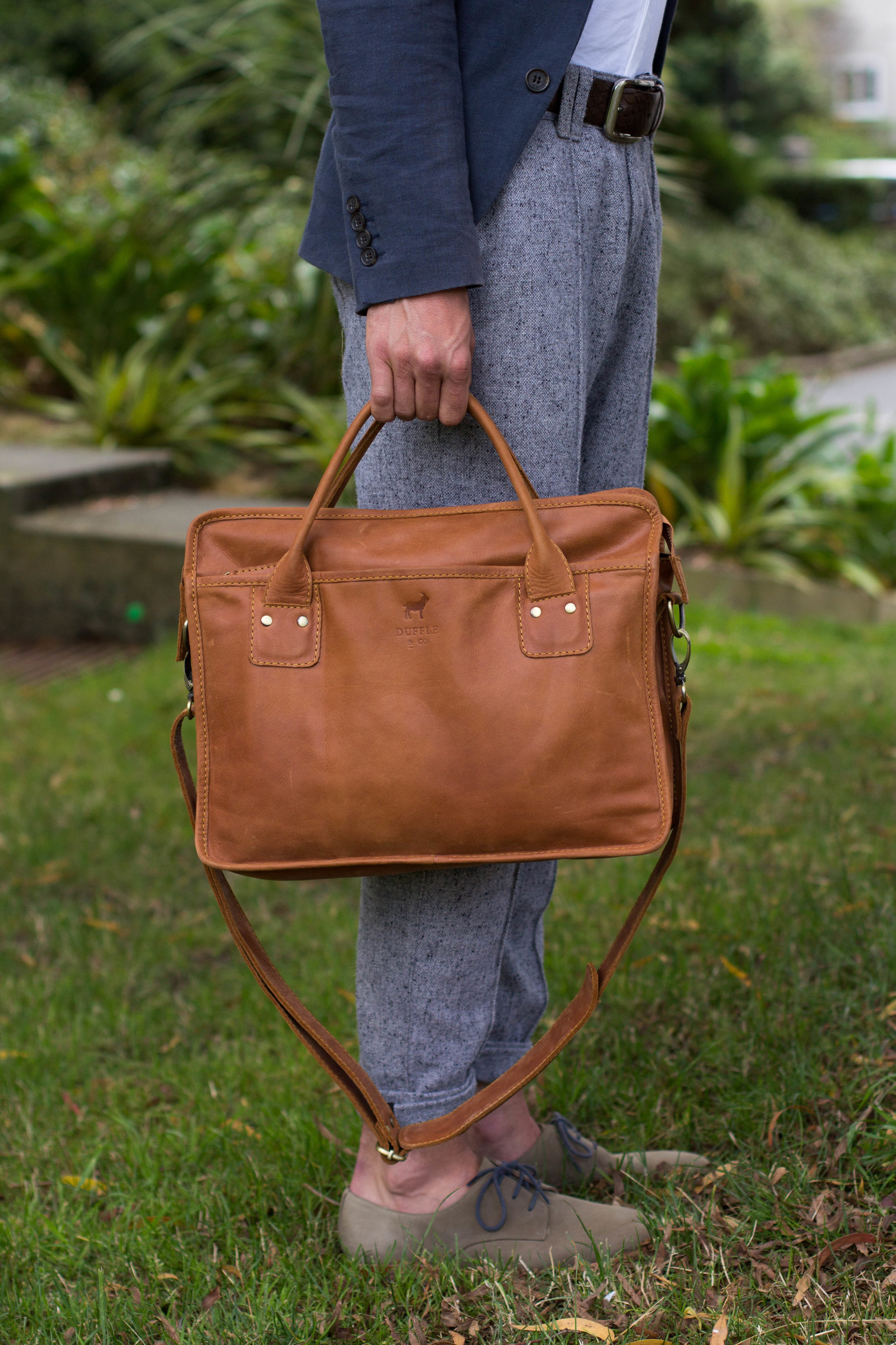Duffle&Co_FEB-17_Lifestyle_Satchel bag_male-5.jpg