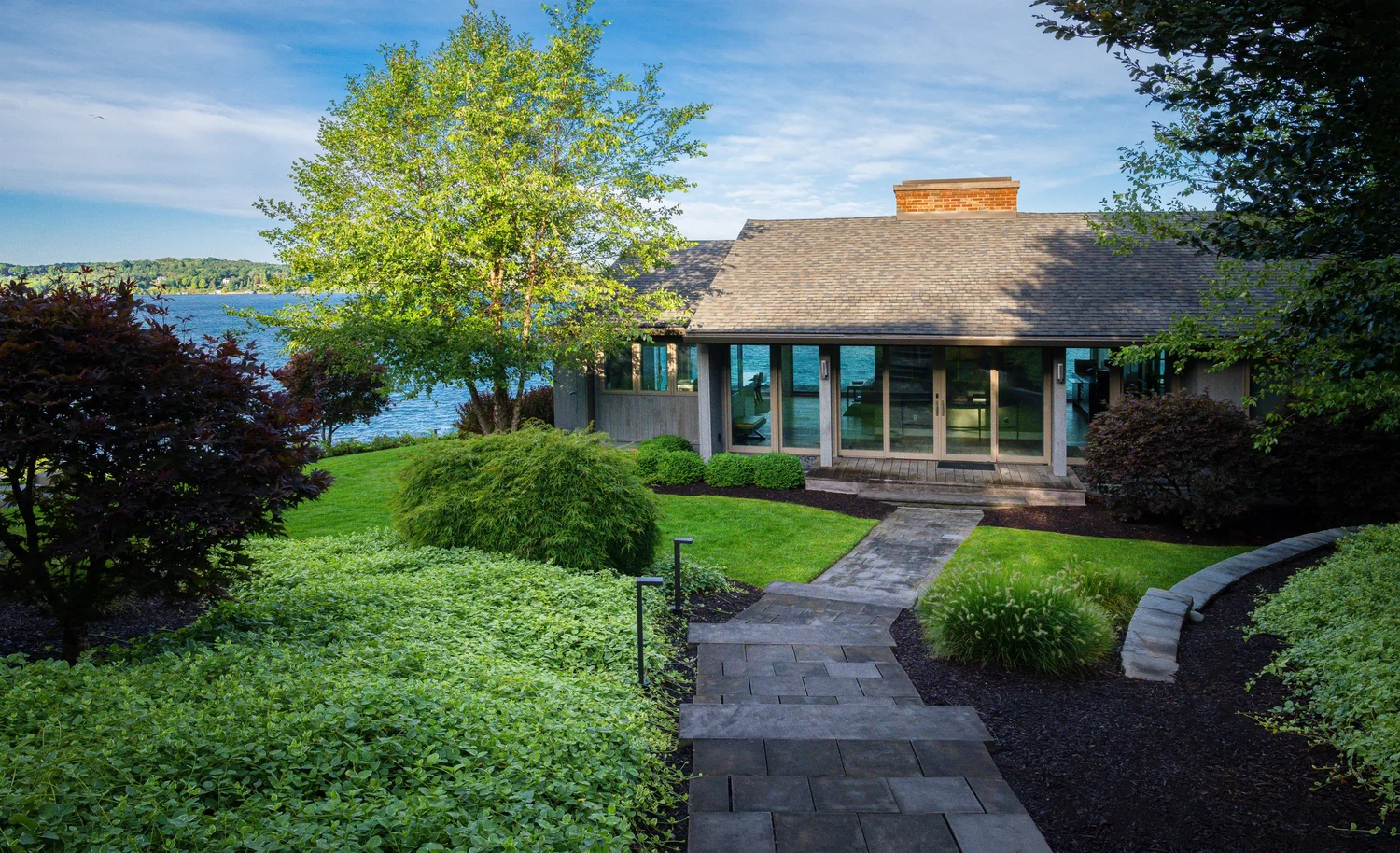 Waterfront Luxury Estate — photograph 11