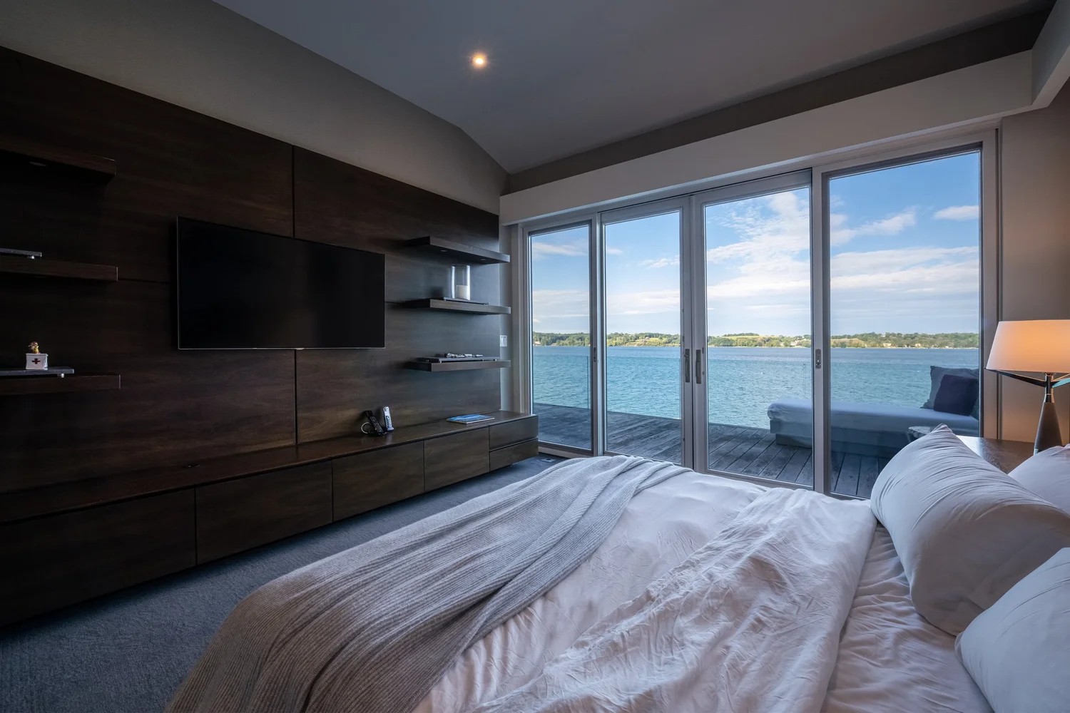 Waterfront Luxury Estate — photograph 17