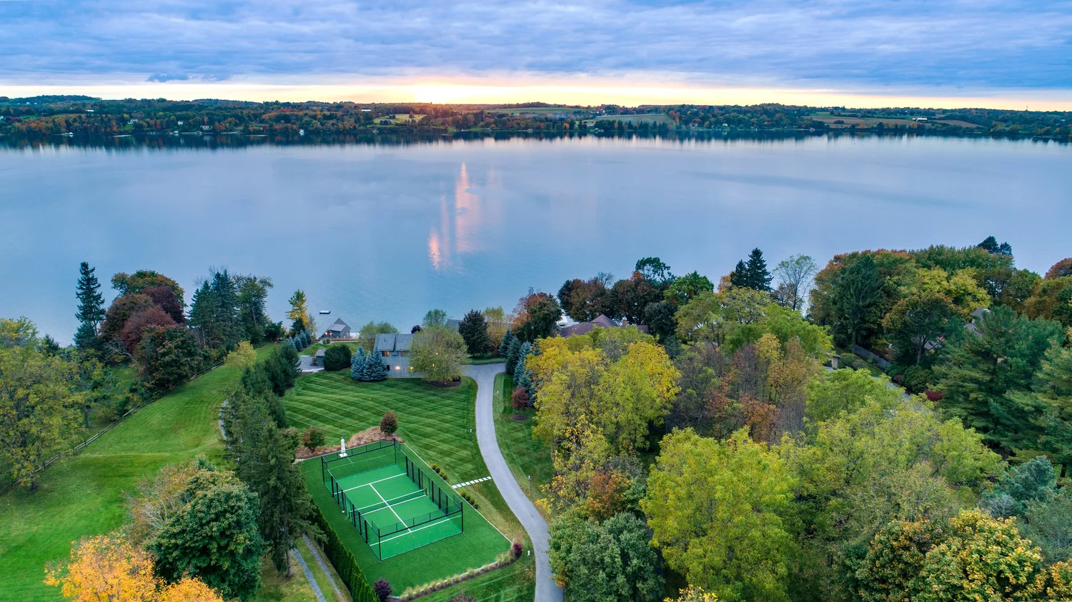 Waterfront Luxury Estate — photograph 3