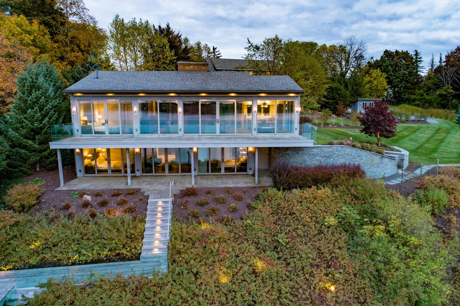 Waterfront Luxury Estate — photograph 9