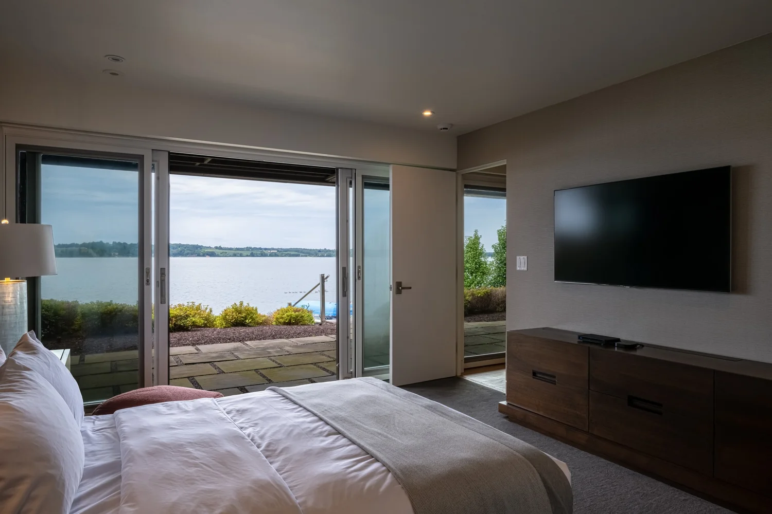 Waterfront Luxury Estate — photograph 26