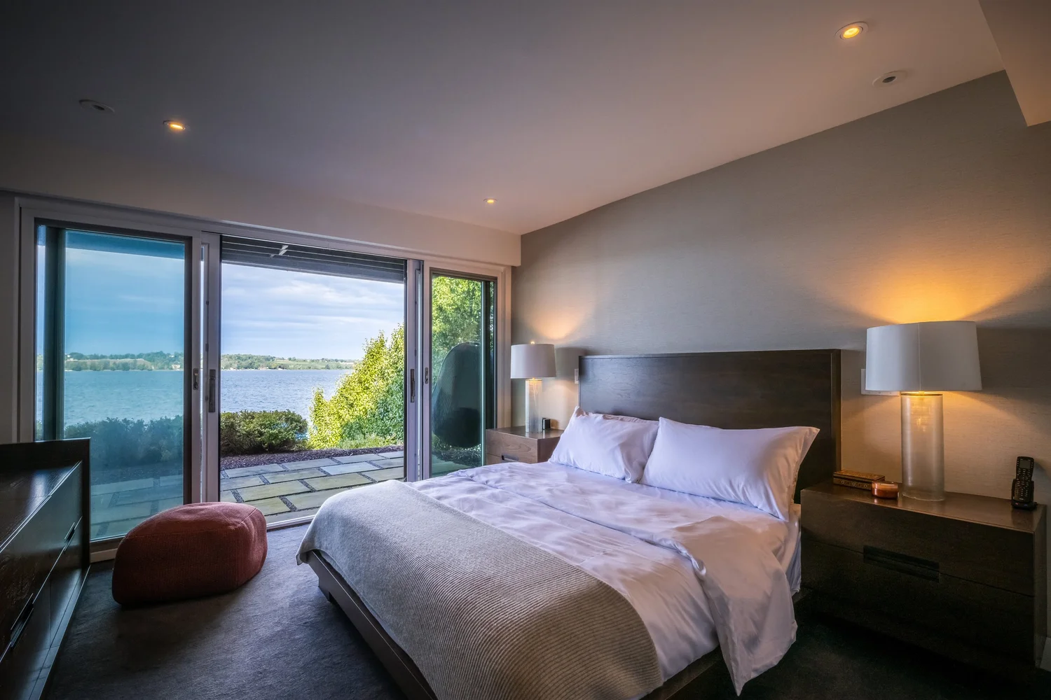 Waterfront Luxury Estate — photograph 32
