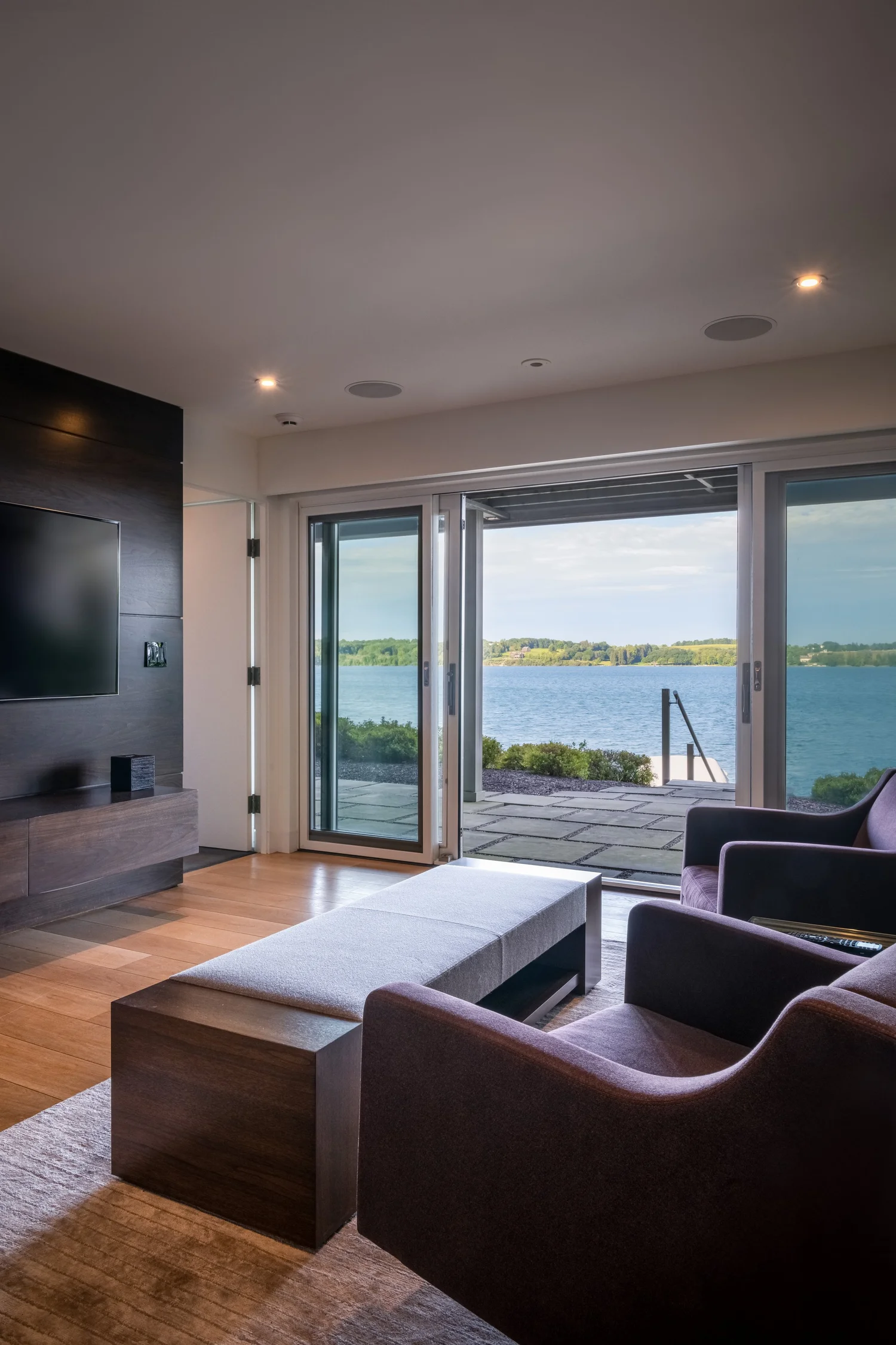 Waterfront Luxury Estate — photograph 31