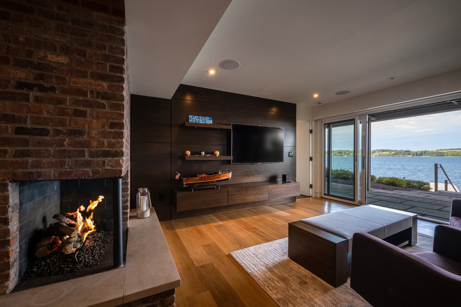 Waterfront Luxury Estate — photograph 28