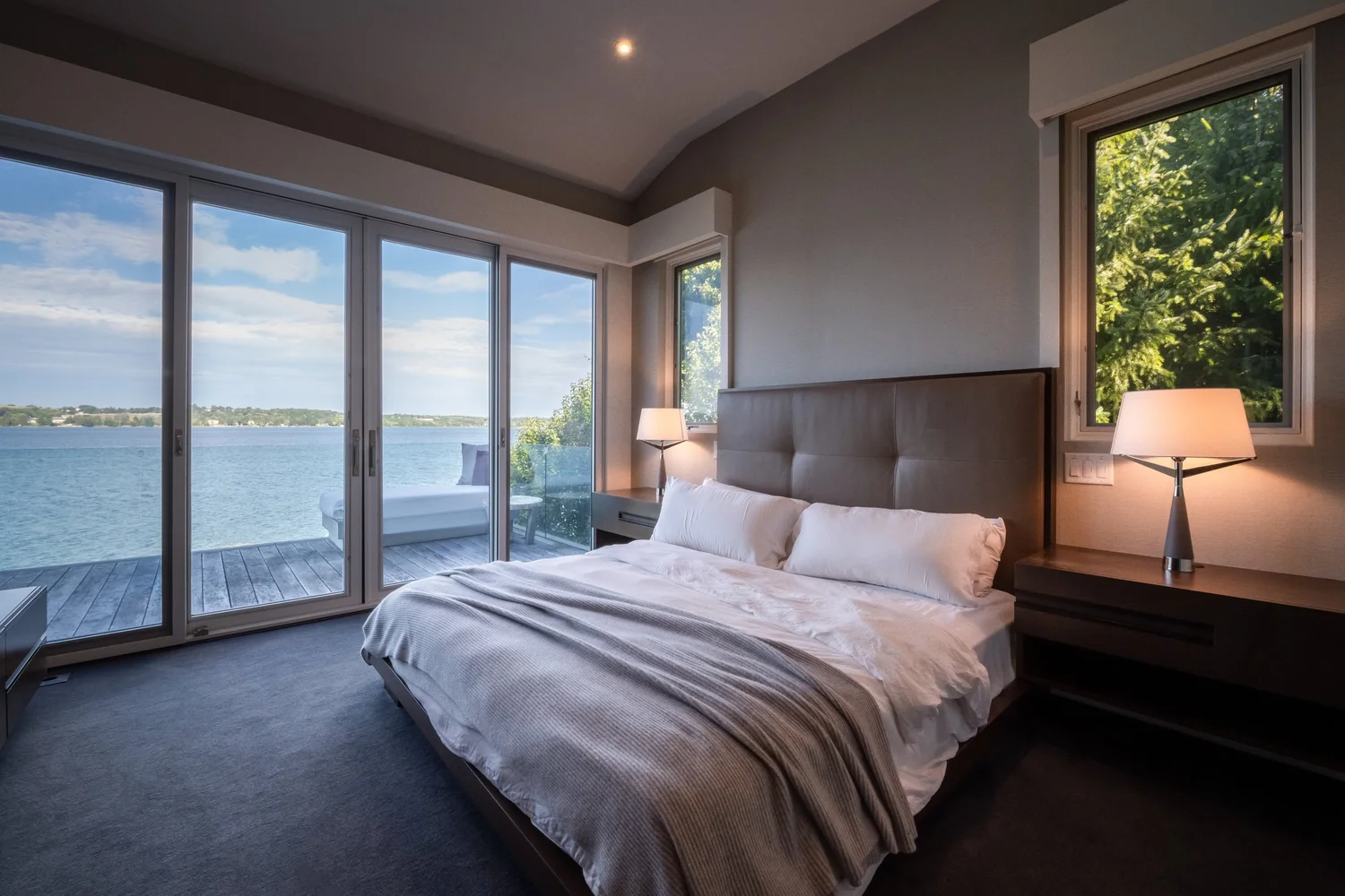 Waterfront Luxury Estate — photograph 34