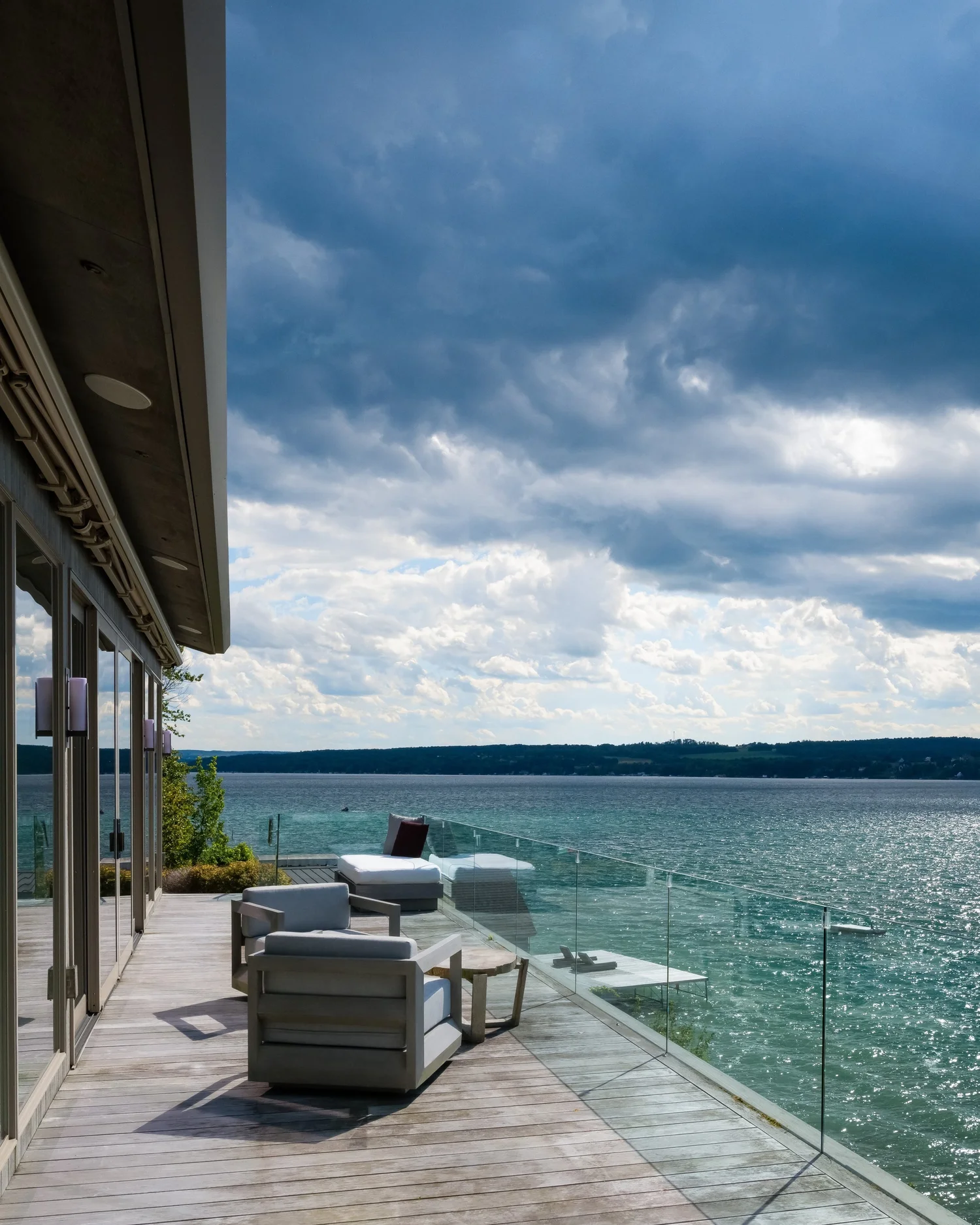 Waterfront Luxury Estate — photograph 18