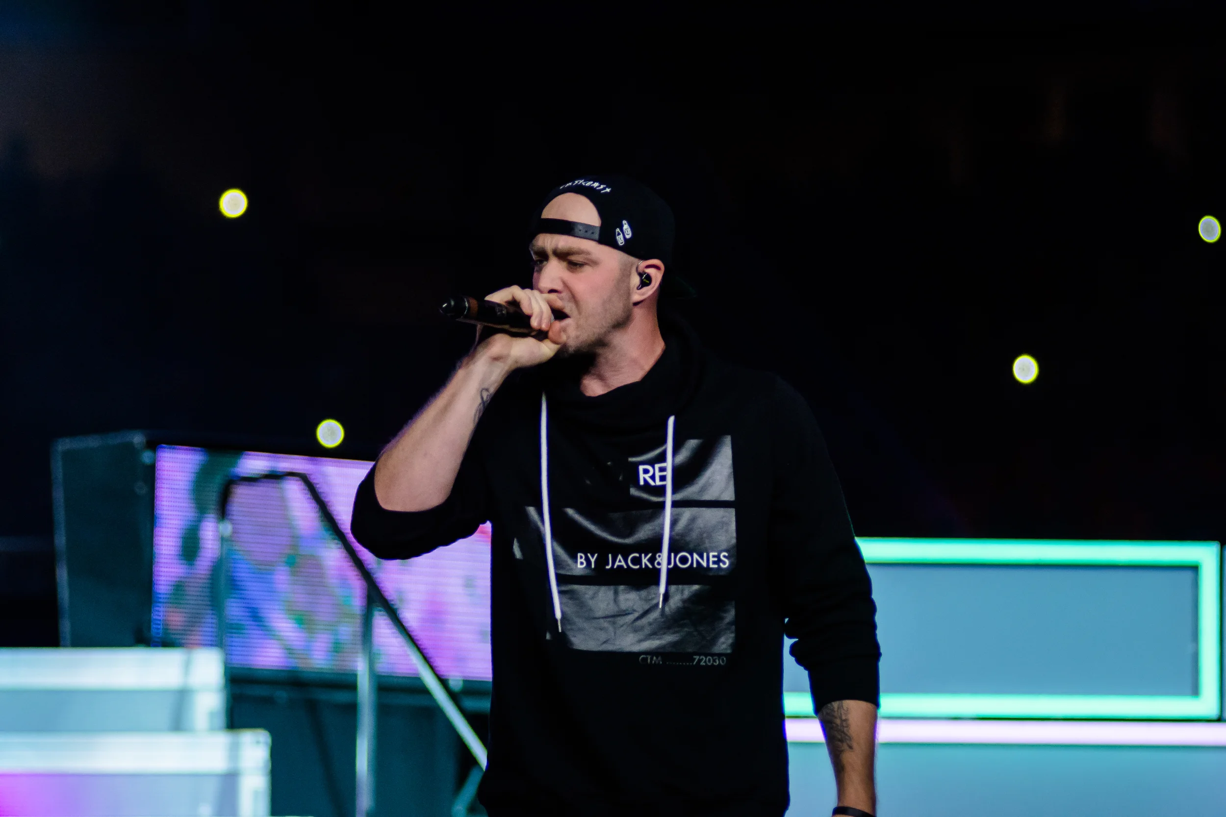 CHILLINWITHBERNIE_WDATL_STAGE-159.jpg