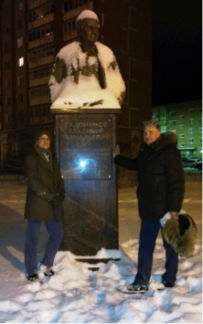 The “mirror” spies (“wannabe”, on left, “was” on right) in front of the Sadovnikov statue.