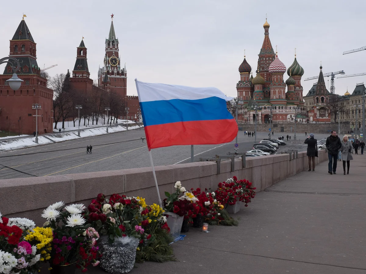 Народный мемориал на месте убийства политика Бориса Немцова
