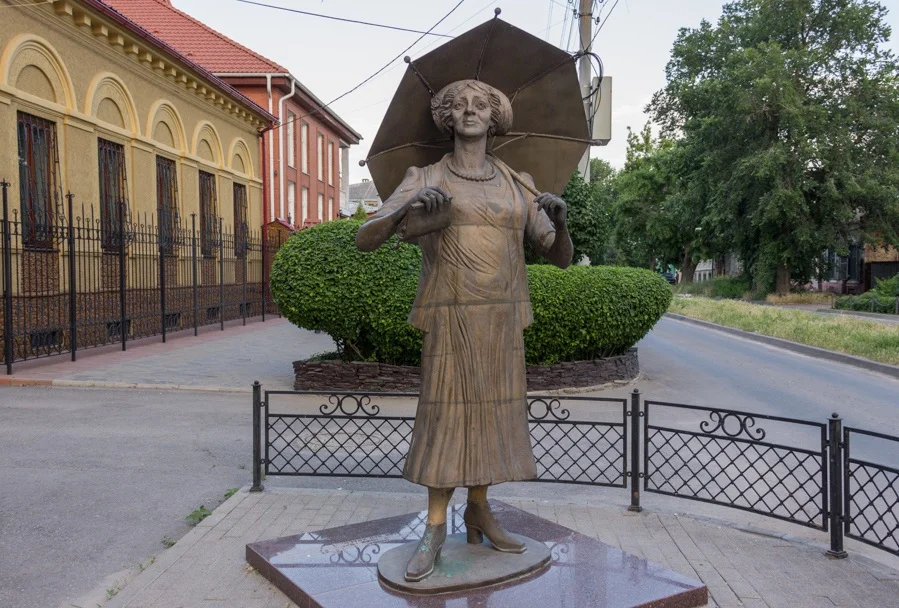 Памятник Раневской в ее родном городе Таганроге