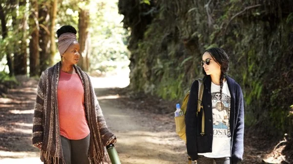 Crystal Fox as Elizabeth Howard (left) and Zoe Kravitz as Bonnie Carlson (right), Image Credit: Vanity Fair