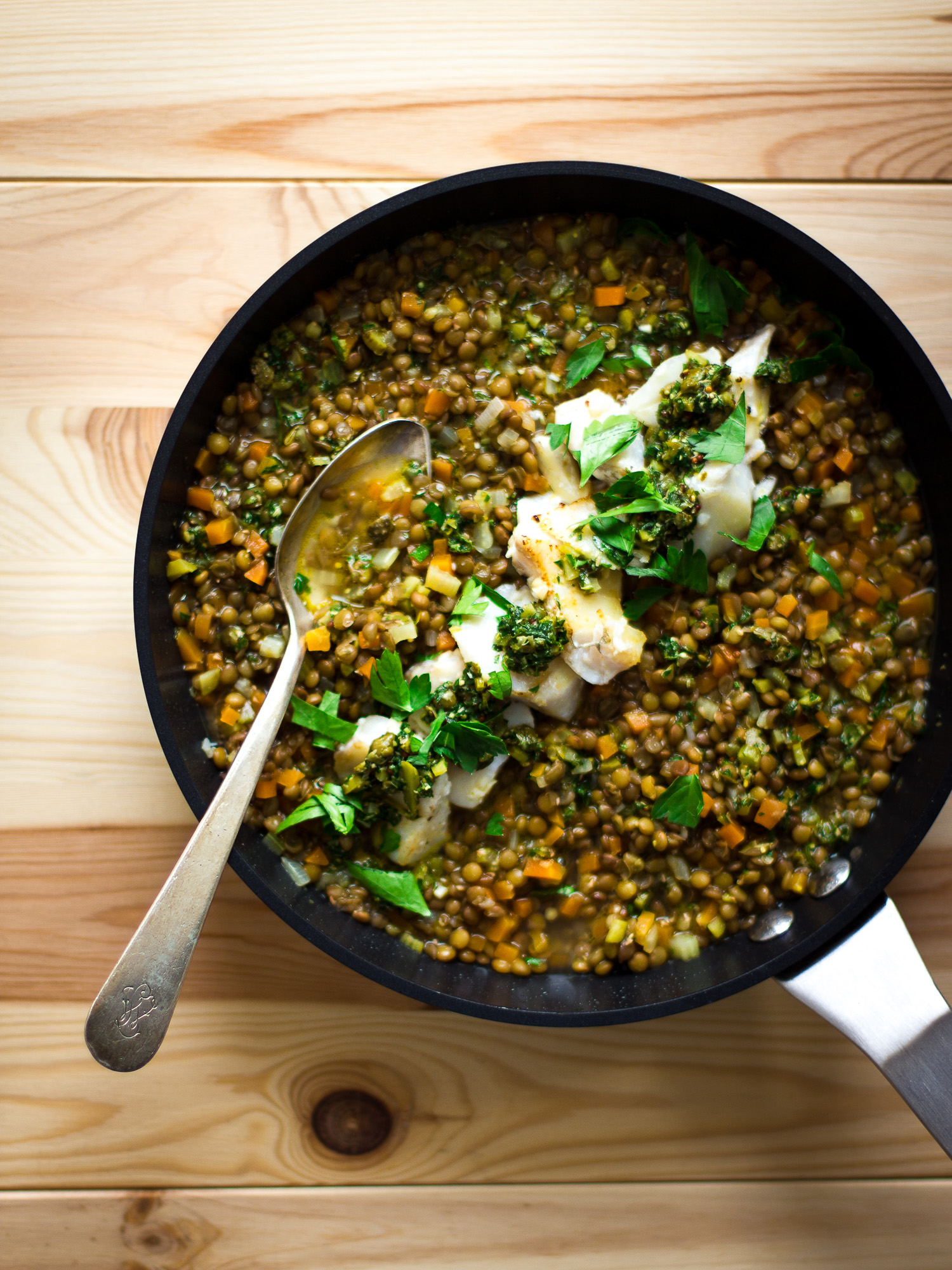 Lentejas con bacalao y salsa verde / Green Sauce Lentils with Cod