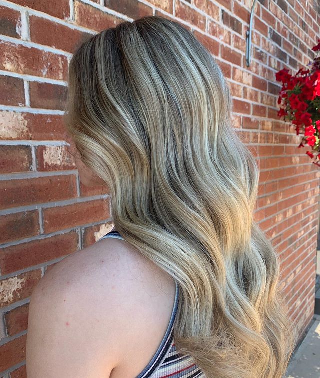 A buttery blonde from our newest up and coming stylist @hairbyabrielle 🌼
Perfect sun kissed look for summer time 
#wellaprofessional #wella #hairstylist #summerhair #sunkissed #balayage #longhairstyles #olaplex #bioionictools