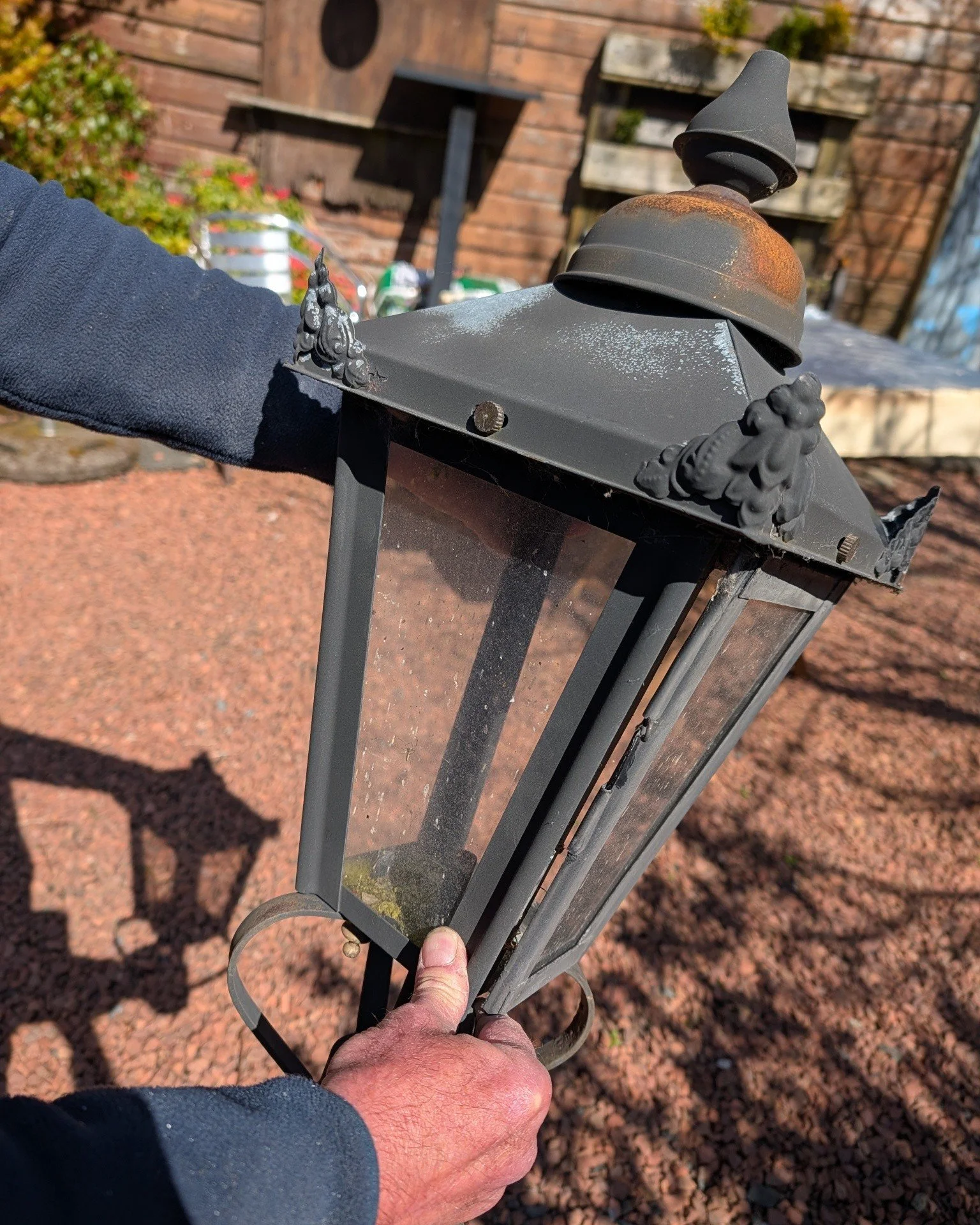 Five years on from installing the ornamental lantern on Greenholm Bridge, it was time for us to give it a little care and attention.

Greenholm Bridge has always been a quiet landmark in Newmilns, so restoring the lantern felt important to us.

After