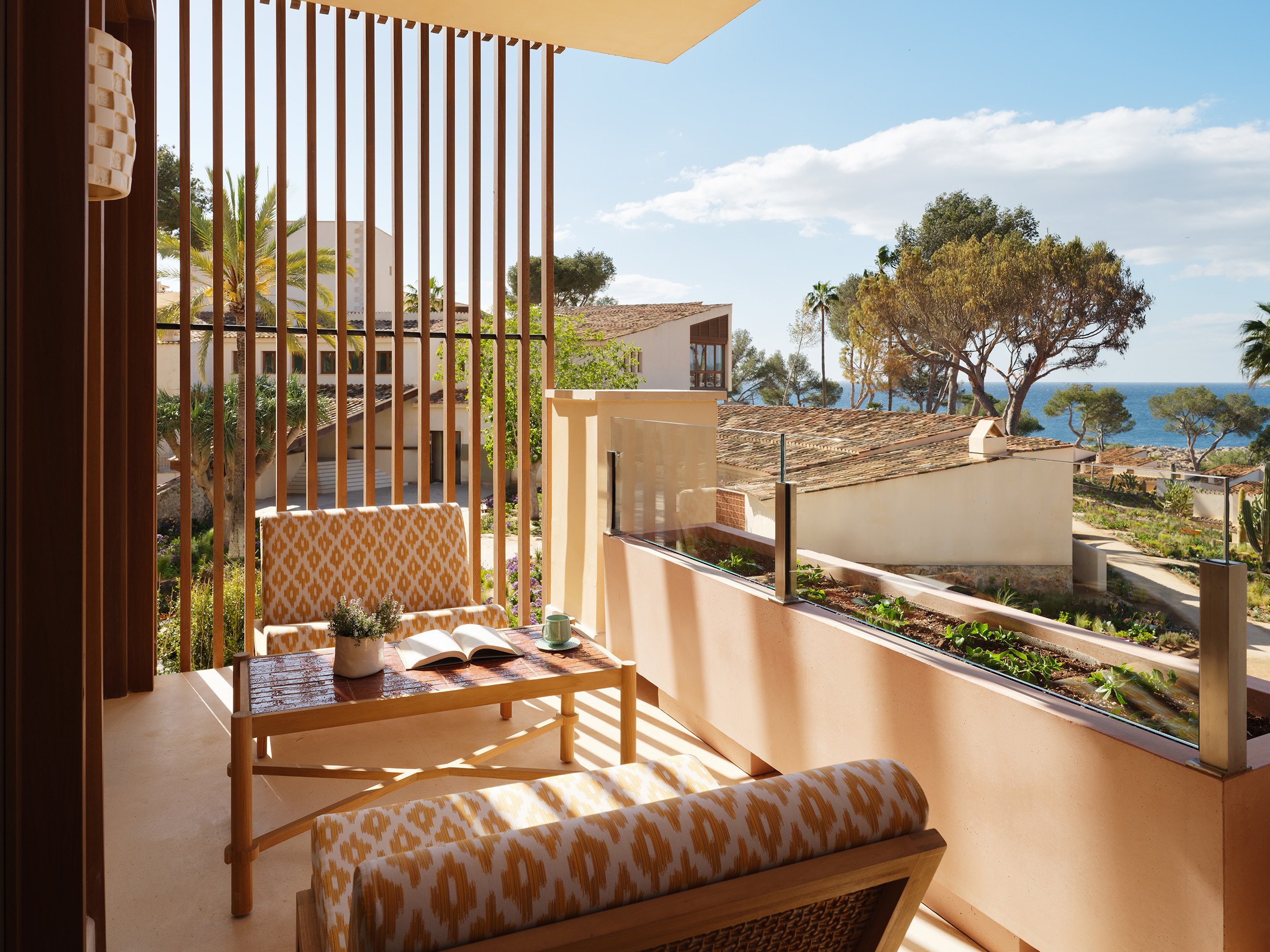 MOMAL_Junior_Sea_View_Suite_Terrace_Jack_Hardy_2026.jpg