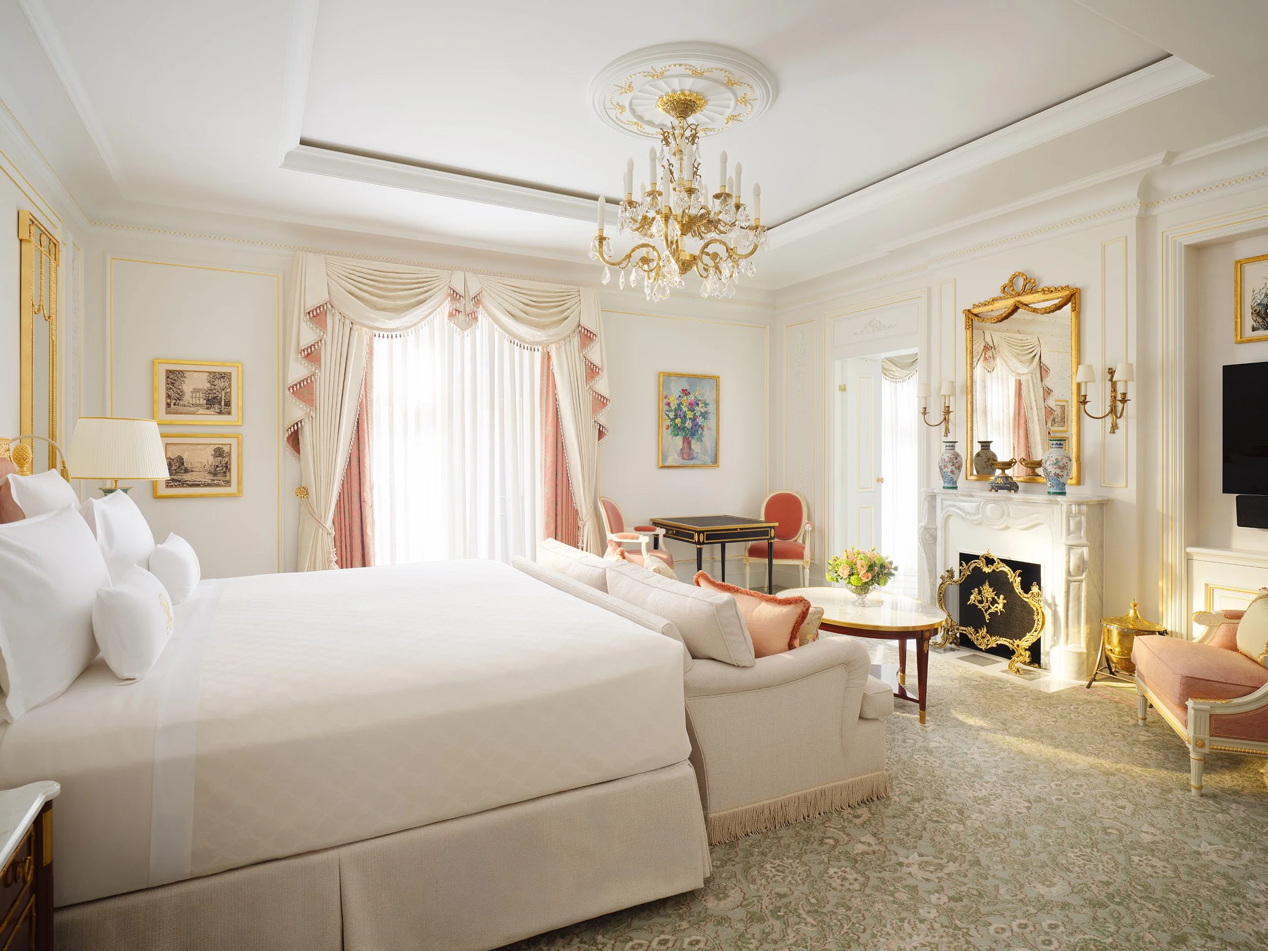 THE_RITZ_LONDON_DeluxeRoom_204_Pink_5_Jack_Hardy_2026.jpg