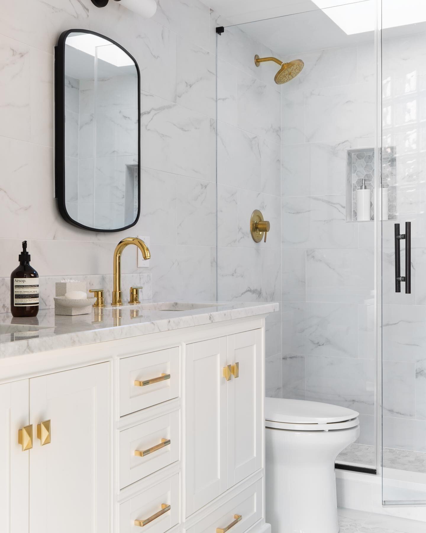 We were going for maximum tranquility in this bathroom reno with clean white hues, touches of brass hardware, and marble tile. Can&rsquo;t you just feel the serenity washing over you?! 🚿
Design by us @pistachiobyelaine 
Photo by @jacquelineclairinte