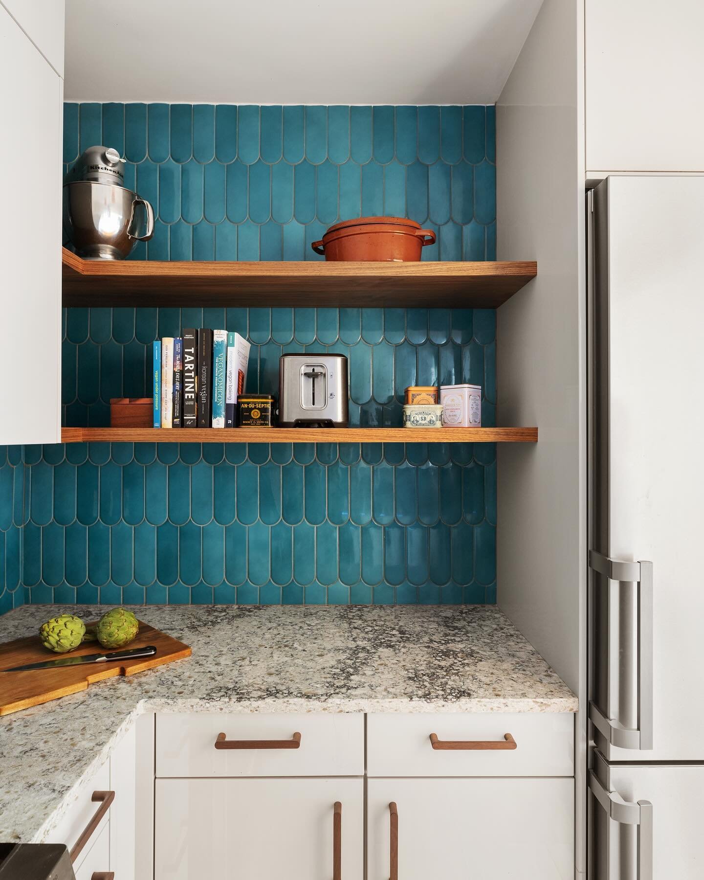 Small but mighty kitchen over in Sunset Park 💙
.
.
GC @handy.min 
Design (by us!) @pistachiobyelaine 
Backsplash tile @tilebar 
Cabinetry @formkitchens 
Photos @dd_reps @kendallgregory
