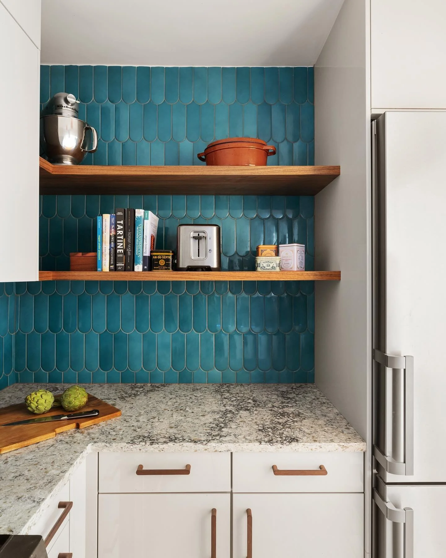 Small but mighty kitchen over in Sunset Park 💙
.
.
GC @handy.min 
Design (by us!) @pistachiobyelaine 
Backsplash tile @tilebar 
Cabinetry @formkitchens 
Photos @dd_reps @kendallgregory