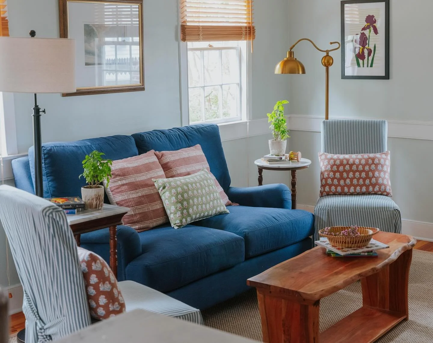 Some cozy corners in our Charleston Cottage. 💕 These downstairs spaces are the perfect spots to lounge 🛋️ , enjoy a meal 🍽️ , or tap out emails 💻. 
Designed by us @pistachiobyelaine, photos by @hwthompson.