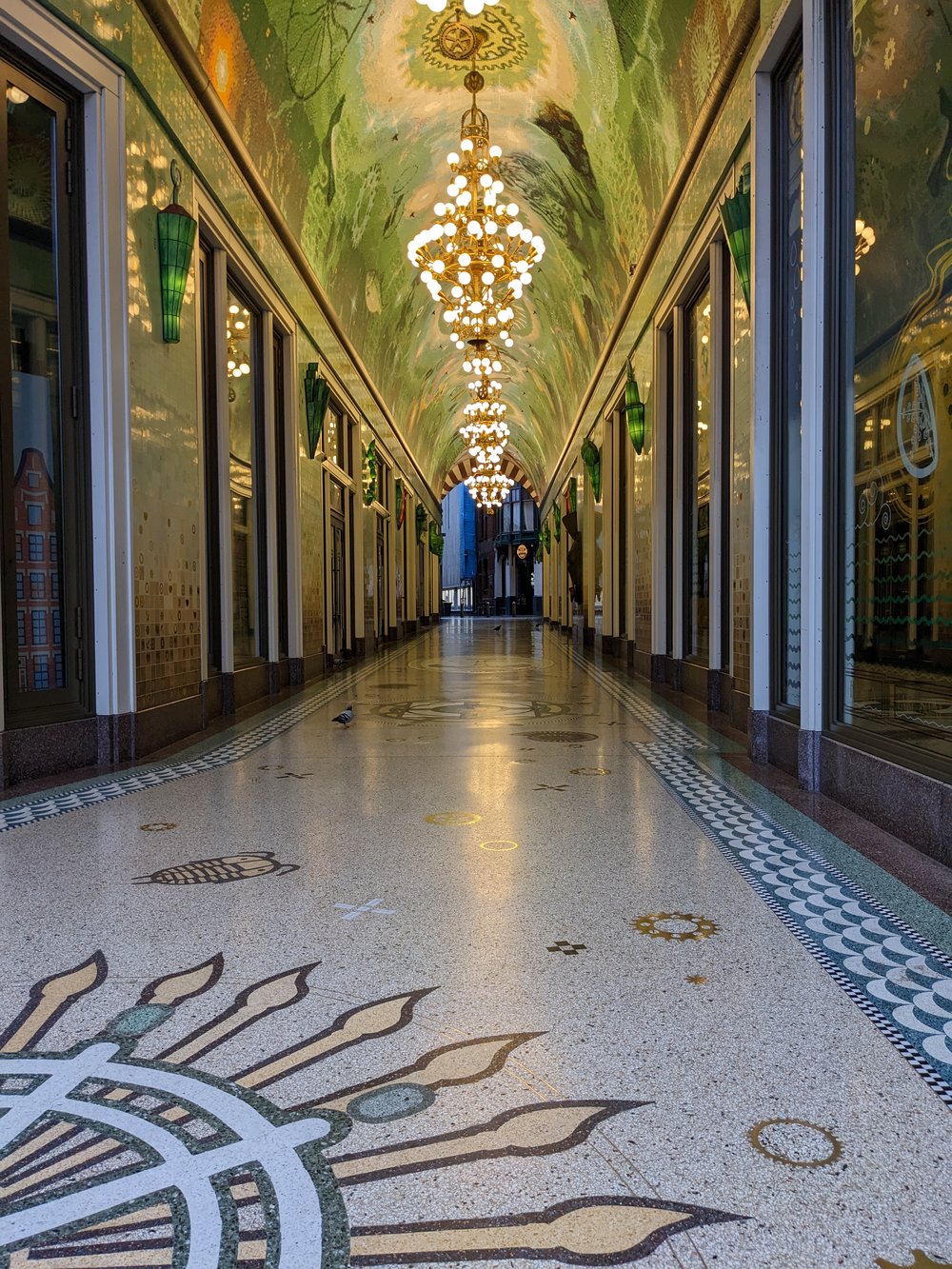  An absurdly beautiful outdoor hallway. 