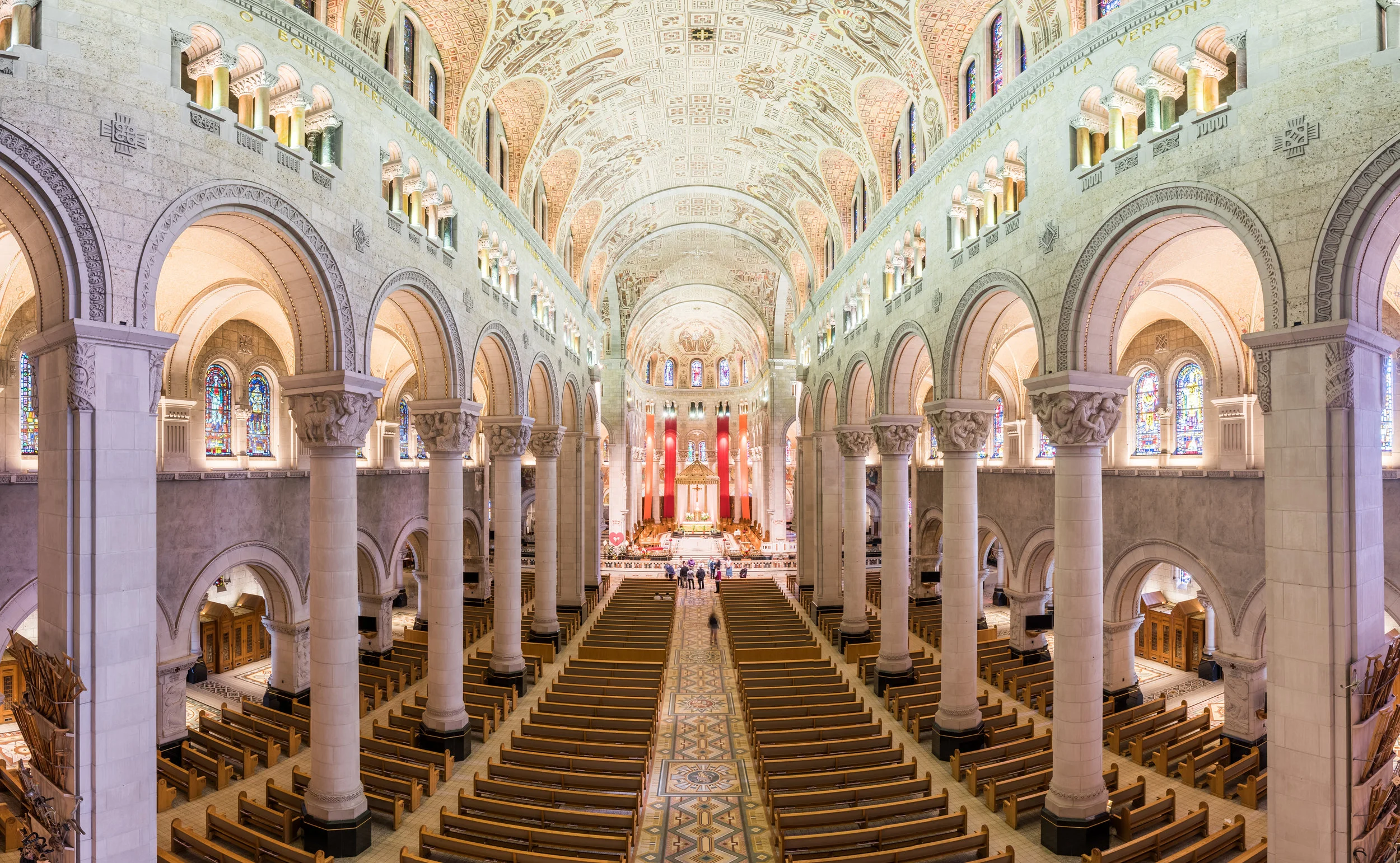 vue interieure de la basilique sainte-anne-de-beaupre sur la cote de beaupre dans la region de quebec - ete