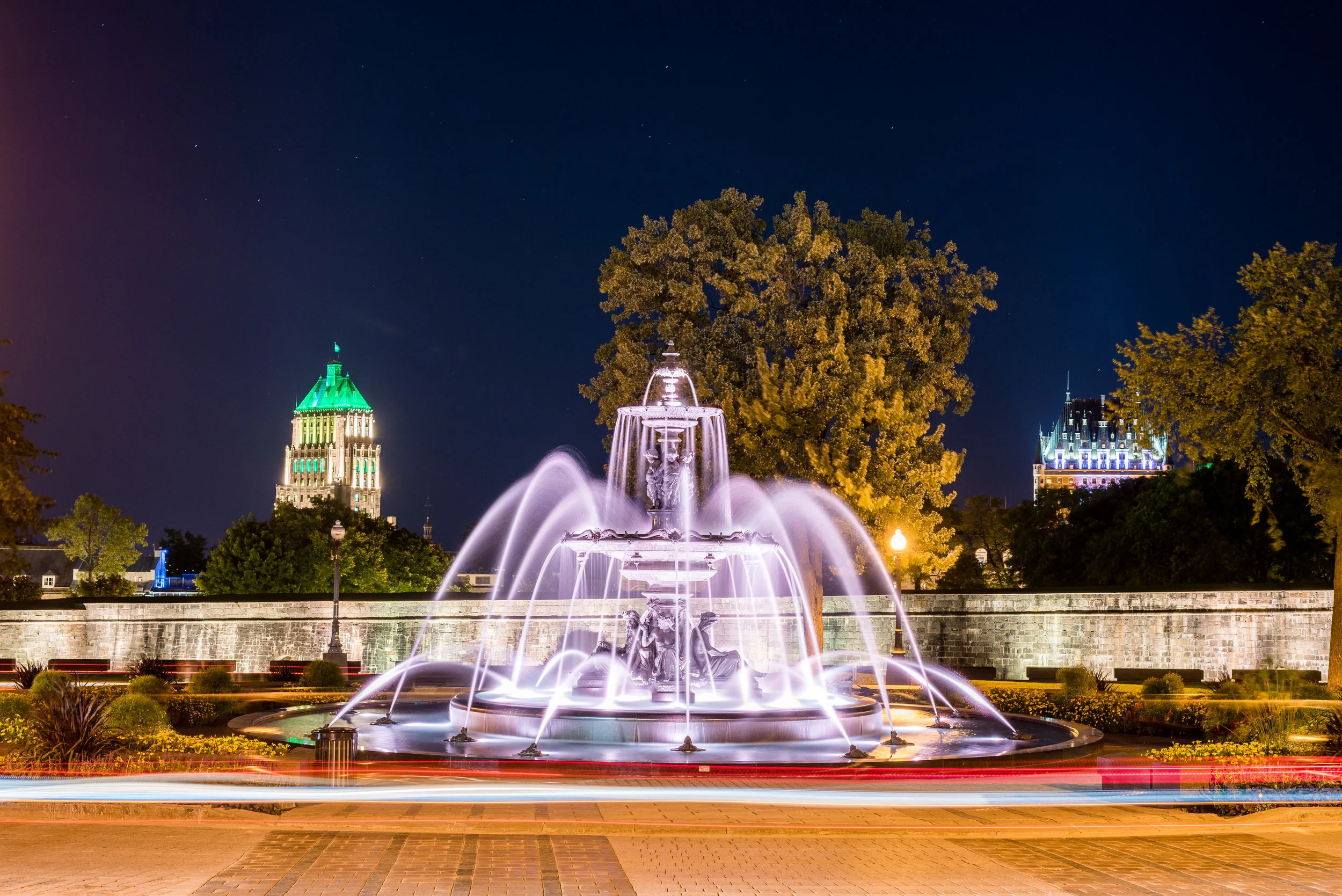 fontaine de tourny de nuit longue exposition vue vers le chateau frontenac et l'edifice price vieux-quebec - ete