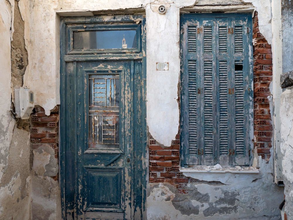 travel-greece-door-naxos.jpg