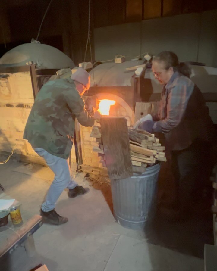 4:00am last side stoking shift🔥then reduction cooling 🥶 A fab team this time for the train kiln @cobbartandecology . Can&rsquo;t wait for Saturday to see the results 😎 #woodfiredceramics #trainkiln #stoked