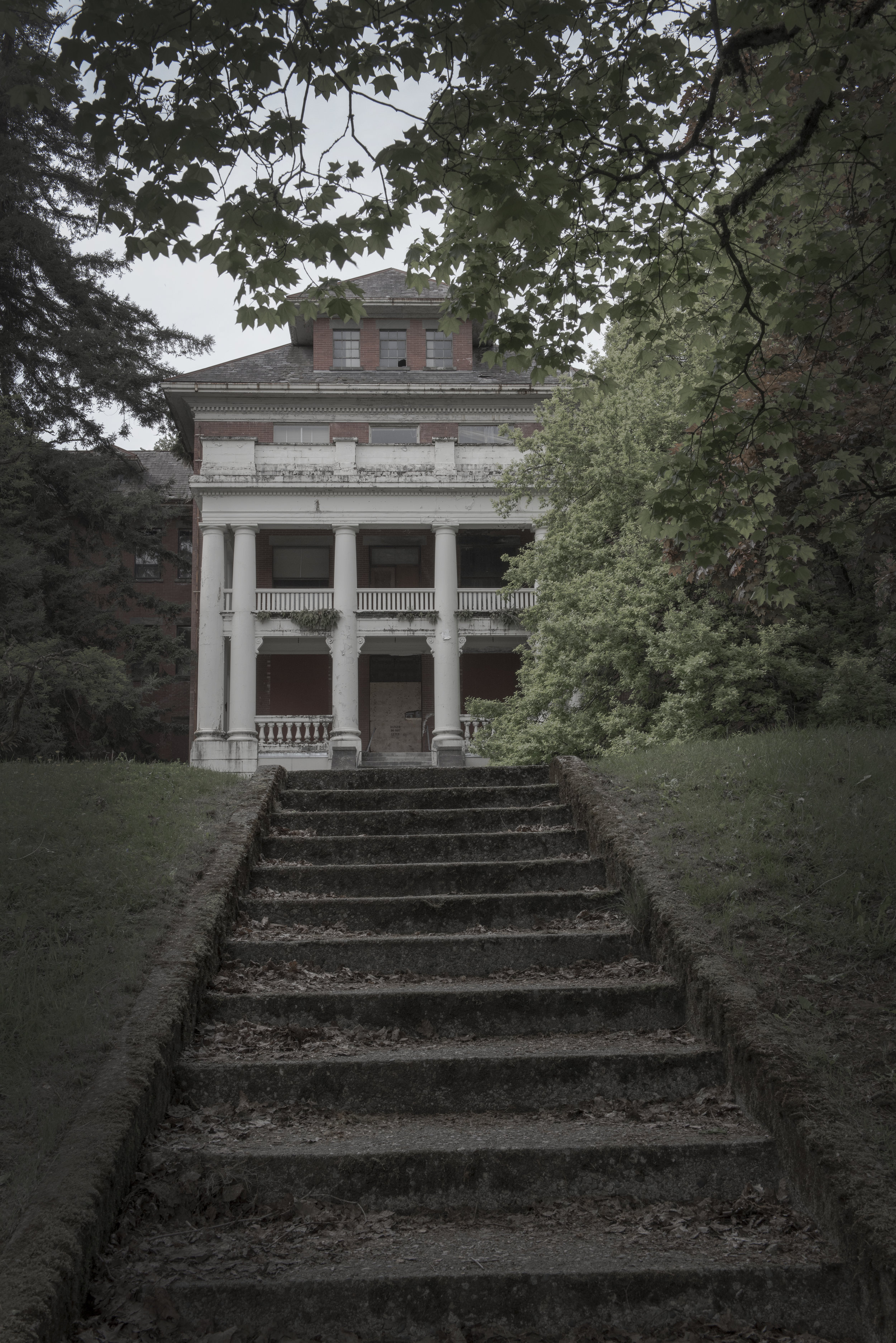 West Lawn was built to house and treat 480 male patients. By the end of the first year of operation, nearly a thousand resided.