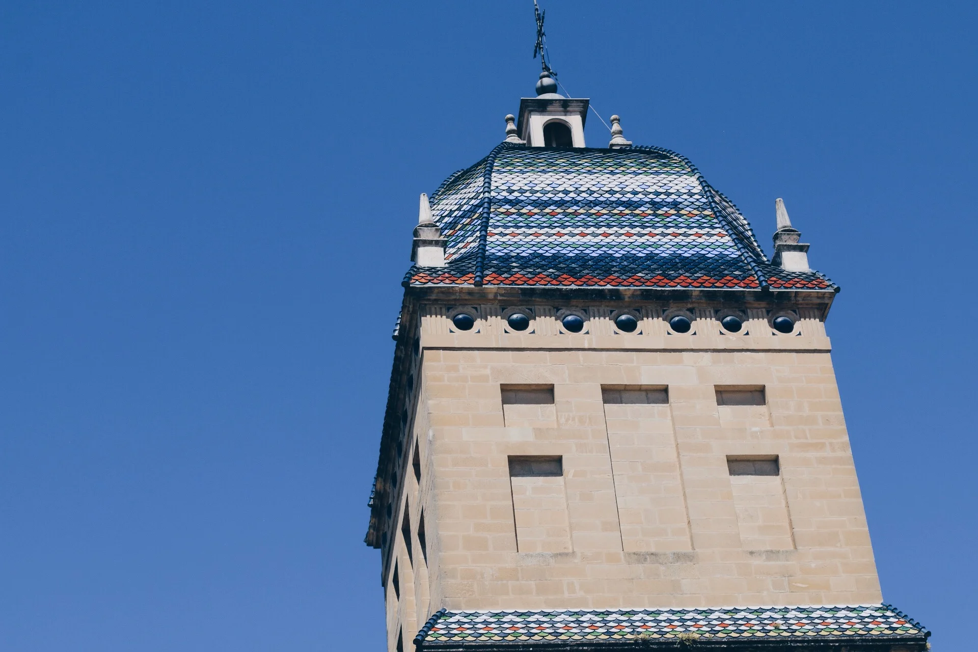 HOW BEAUTIFUL IS THIS TILED ROOF OF HOSPITAL DE SANTIAGO?
