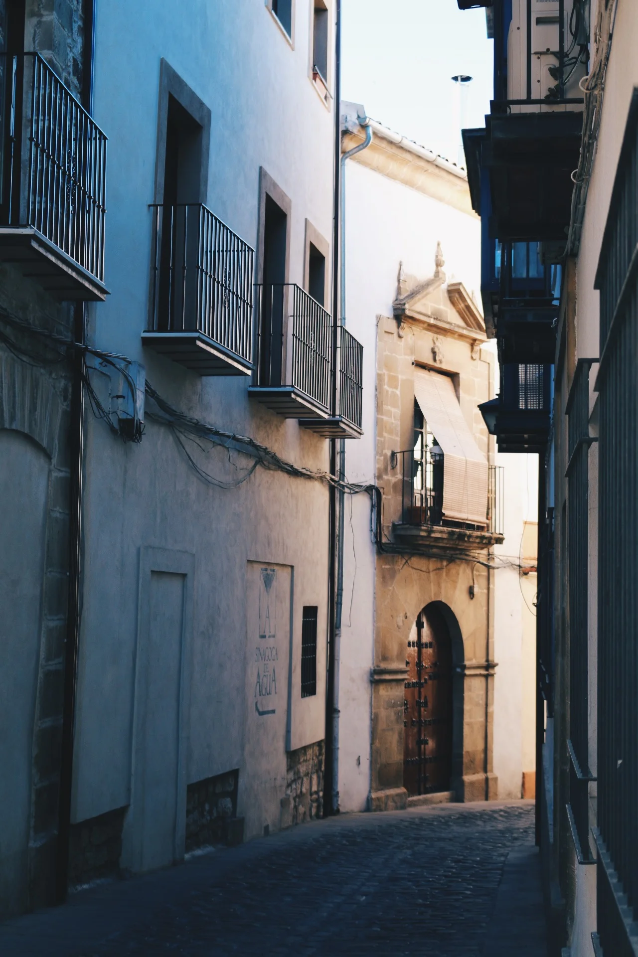 THIS WAY TO SINAGOGA DEL AGUA