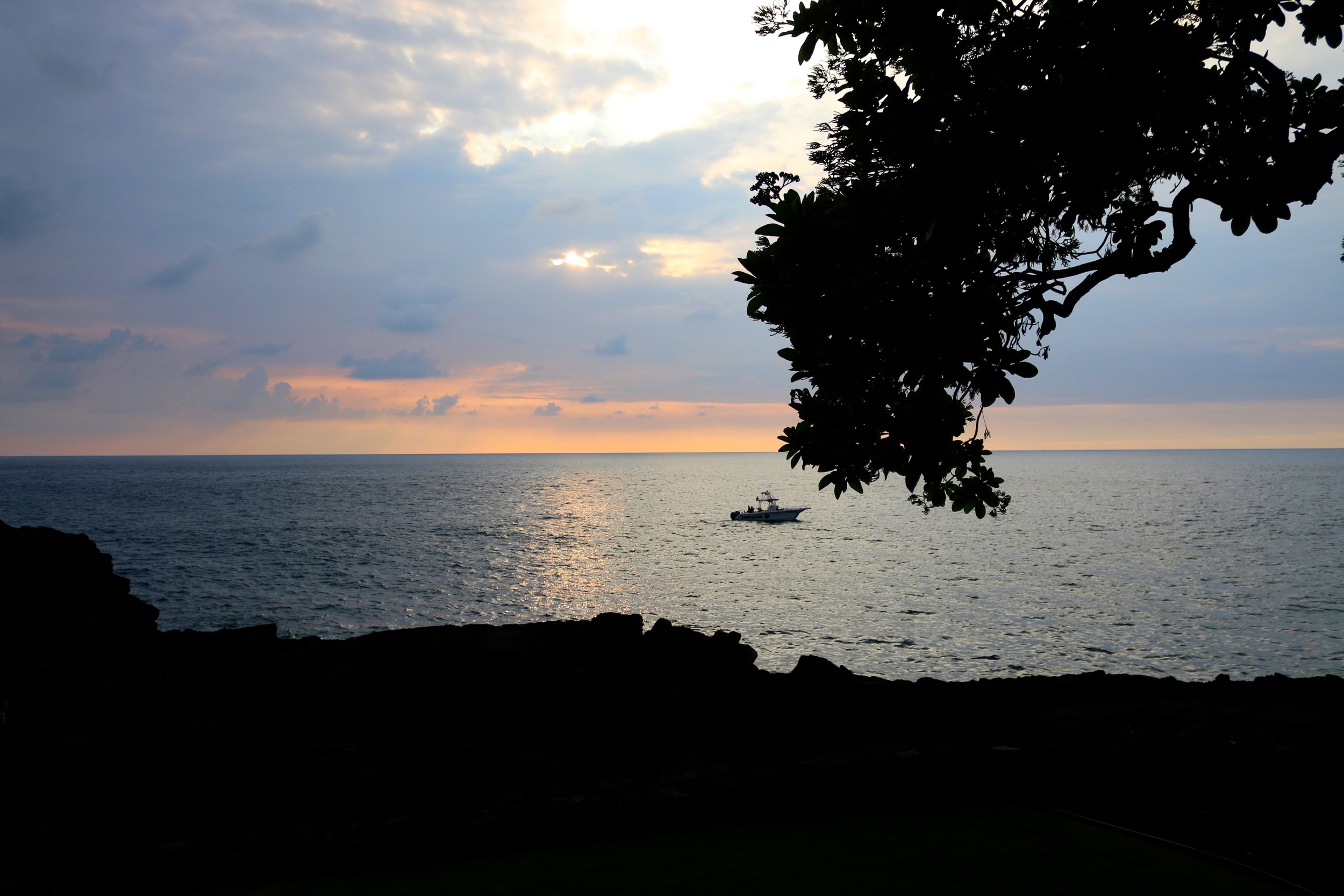 SUNSET DINNER VIEWS OF KEAUHOU FROM RAYS ON THE BAY