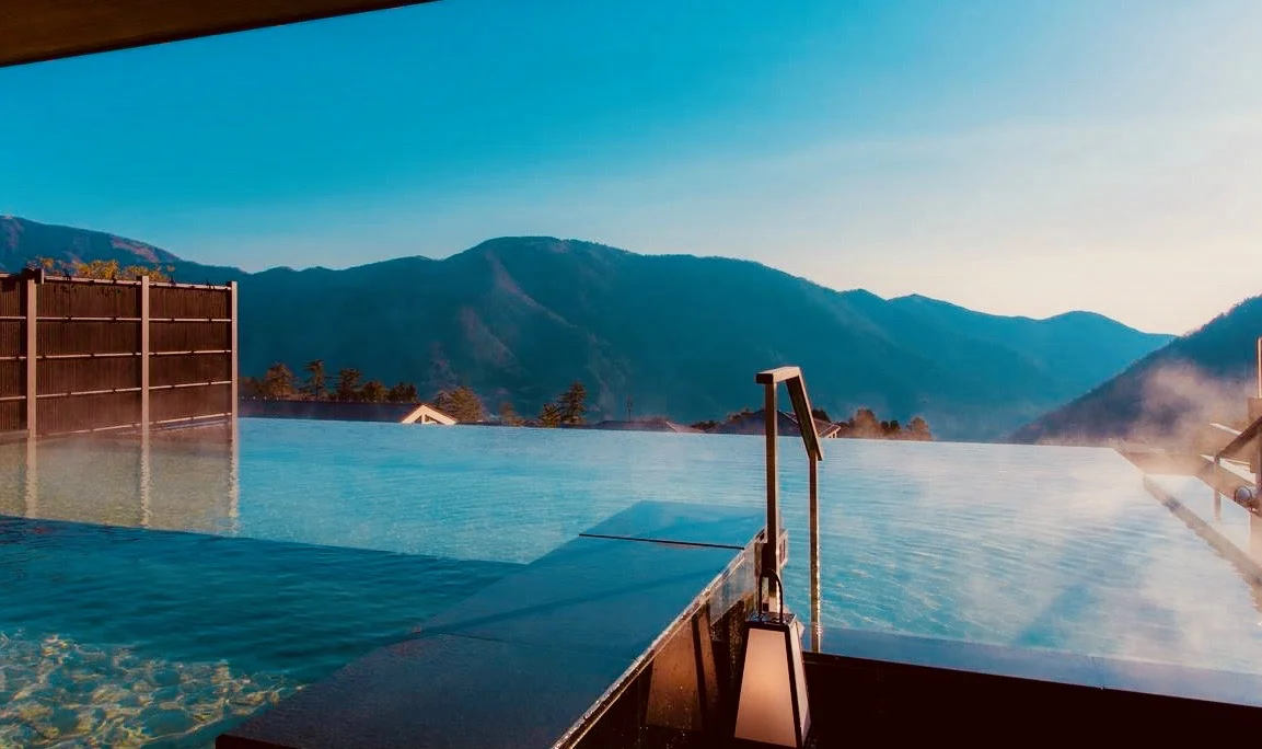 The "Ukigumo" infinity onsen/hot springs at Hakone Kowakien Tenyu