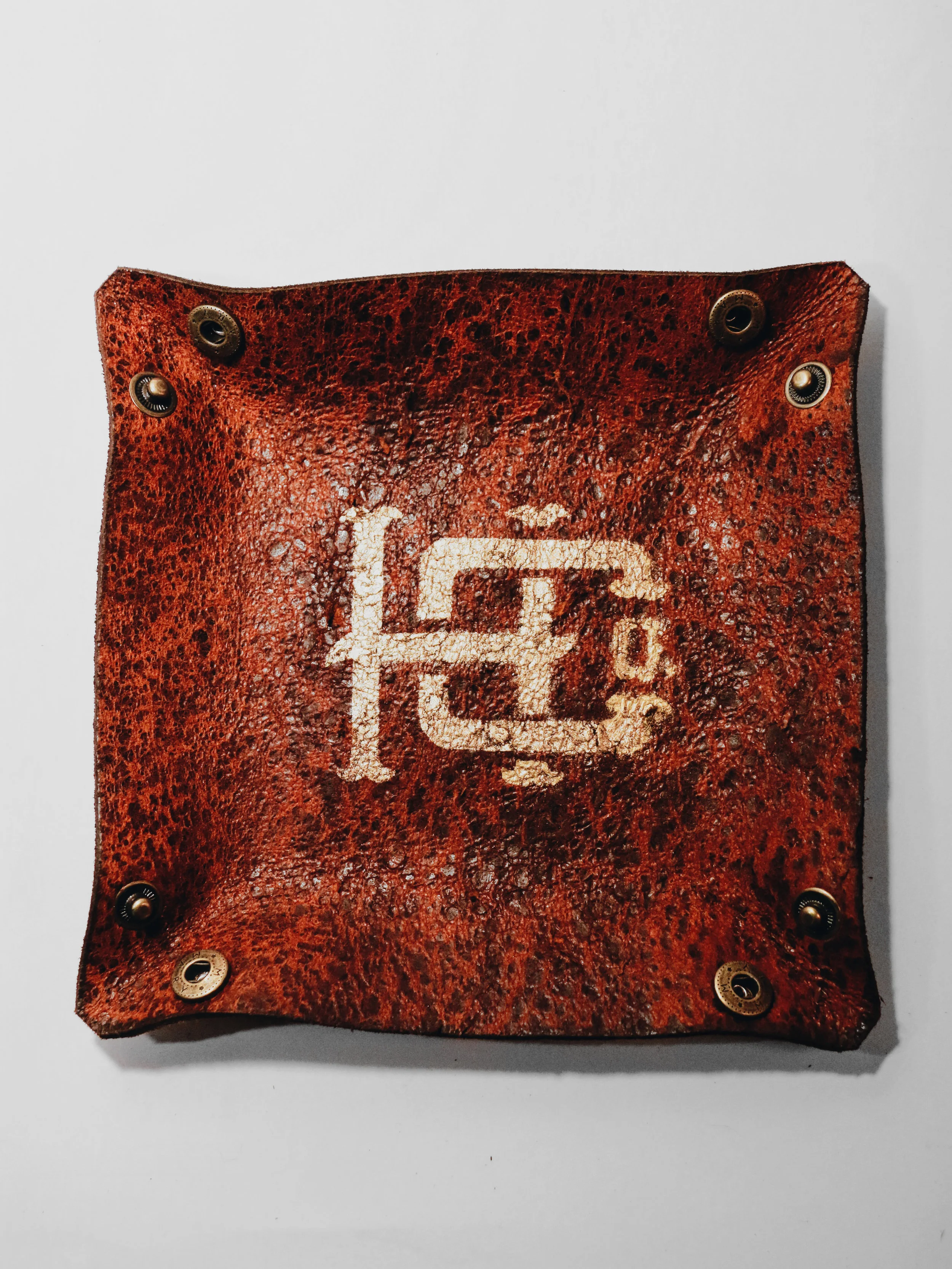 LEATHER CATCHALL