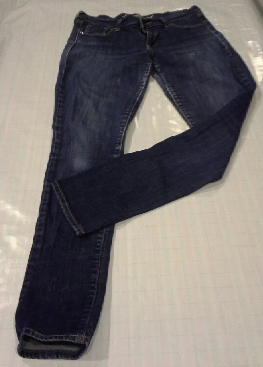 Lady in red Jeans front.jpeg