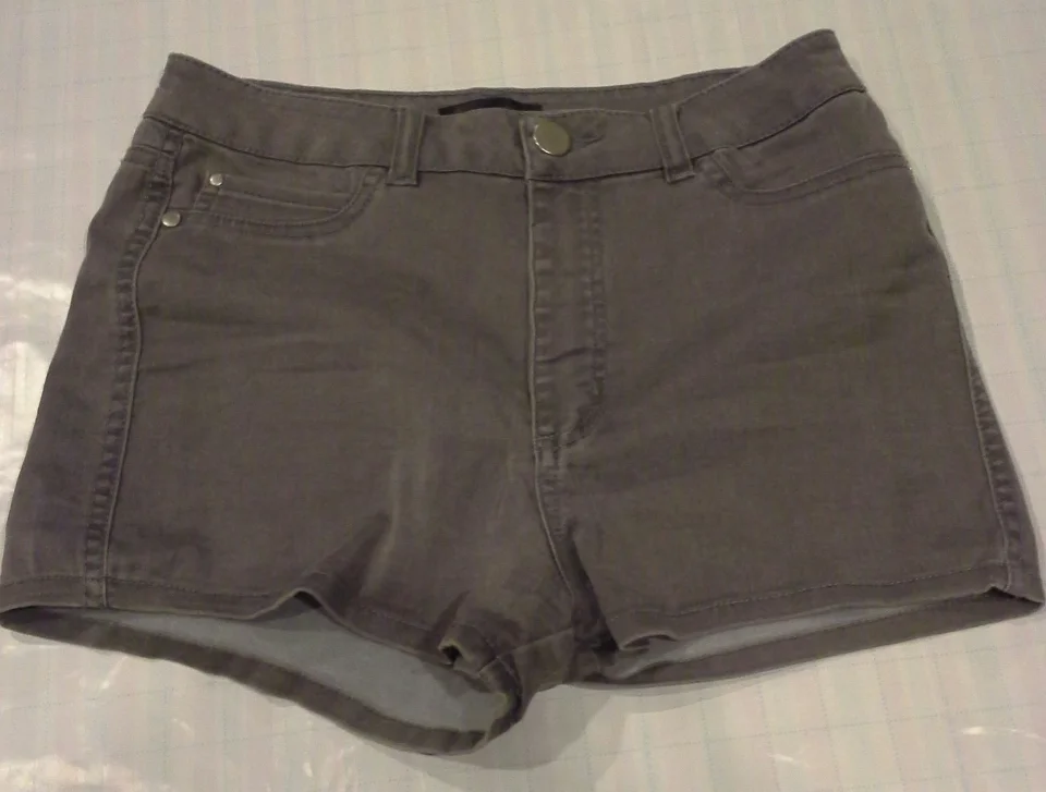 Create Peace Shorts gray.jpeg