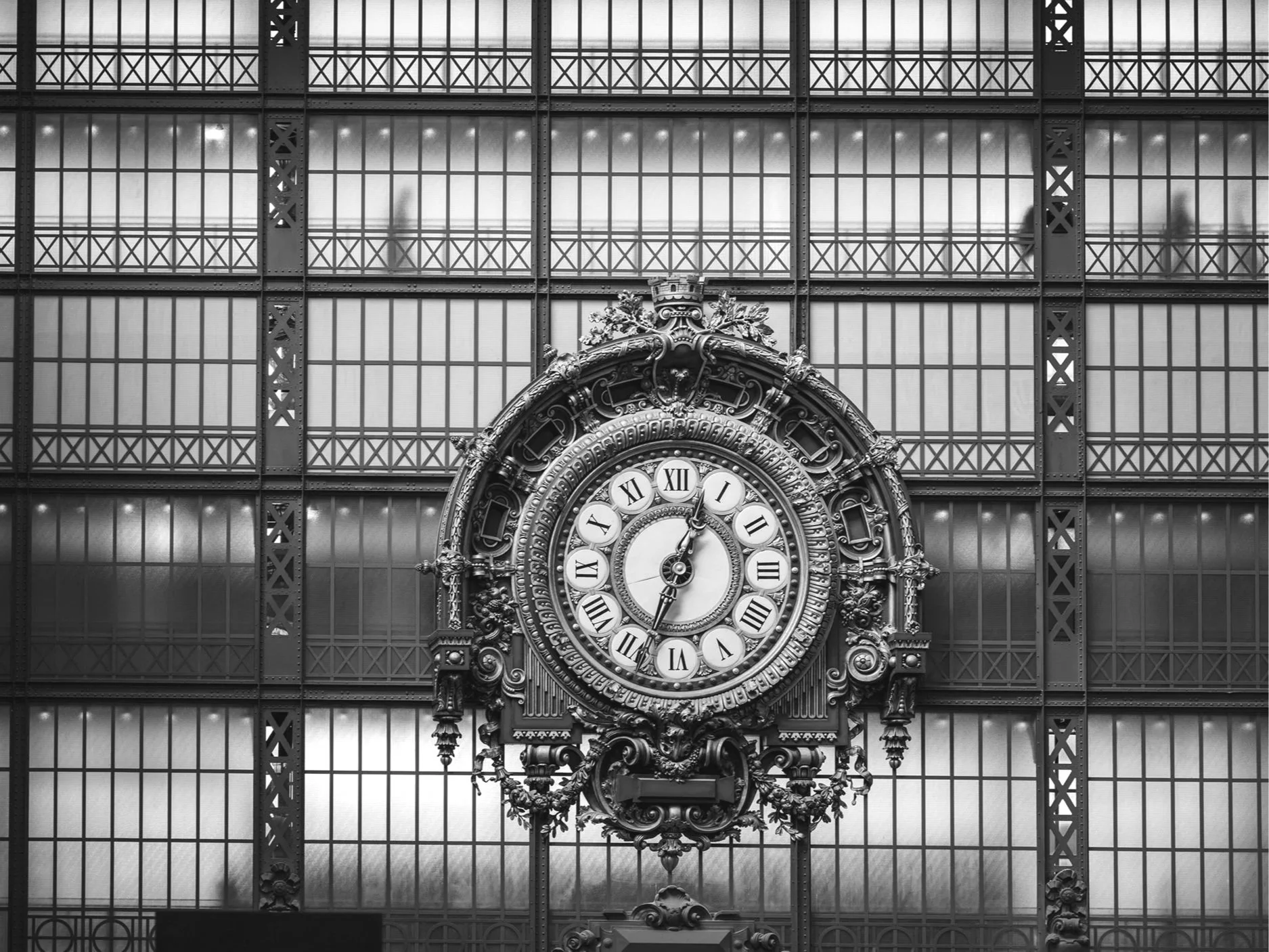 Figures behind time, Paris