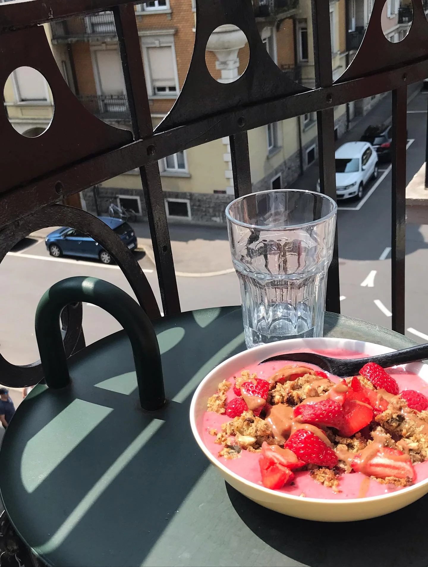 ich liebe diese ruhigen quartier-sonntage, die sich wie kurzferien auf balkonien anf&uuml;hlen 🥰💗✨

mache &uuml;brigens seit kurzem mein granola selber, weil ich f&uuml;r meine verdauung dinge weglassen soll (zucker, s&uuml;sse mit datteln) und and