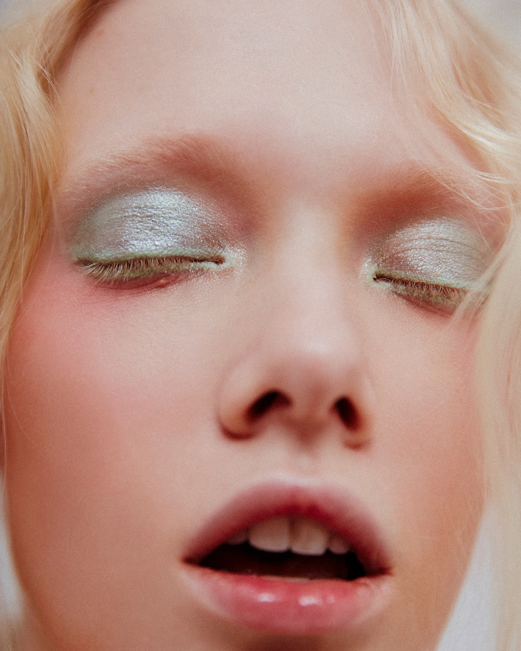Must Be Dreaming Published on 02 April 2019 Photography by Nadiya Ryder @ Serlin Associates @nadiaryder @serlinassociates Art Direction by Tess Savina @tesssavina Makeup by Kumiko Ando using Mac Cosmetics @kumico_ando Hair by Sofia Sjoo using Catwalk by Tigi @sofiasjoohair Model Betsy @Milk @betsyteske Photographer's Assistant Benjamin Kyle @benjamincharleskyle